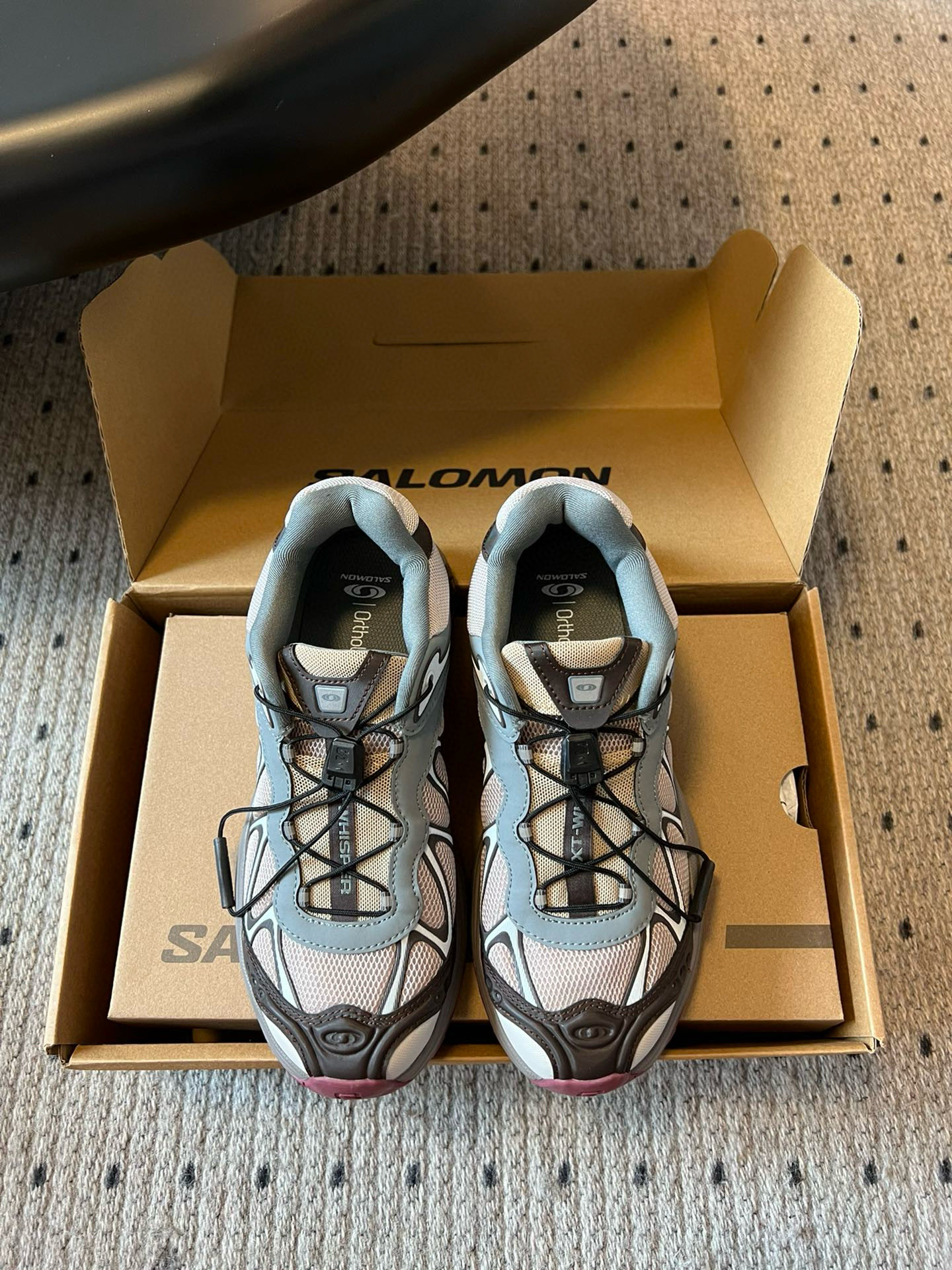 NO:414422,Purchase level SALOMON XT WHISPER Outdoor casual sports shoes Many celebrity fashion bloggers purchase and develop grassland versions. Making goods. A brand new interpretation focuses on its aerodynamic appearance. The iconic white and cream color bring urban style. The other pair is made of pure black to highlight the textured details. The iconic sneakers are refined into a new urban classic. They bring quiet fabrics to SALOMON. Original imported cowhide/breathable mesh. Original imported breathable mesh. Soles. Original open mold-proof rubber outsole. Women's model 35/40 (40 custom-made without return or replacement) Men's model 39/45 (45 custom-made without return or replacement), Dad shoes, sneakers, cowhide19860909代购级别 SALOMON XT WHISPER 萨洛蒙 户外休闲 运动鞋  超多明星时尚博主种草原版购入开发 做货 全新演绎的专注于其空气动力学的外观上,标志性白色与奶油色带来都市风格 另一双则以纯粹的黑色打造 突出富质感的细节 标志性运动鞋被提炼为新的都市经典 为 SALOMON带来静谧气息面料 原版进口牛皮/透气网面内里 原版进口透气网里 鞋底 原版开模防滑橡胶大底 女款35/40（40定做不退不换） 男款39/45（45定做不退不换）,老爹鞋,sneakers,cowhide,Women's Shoes