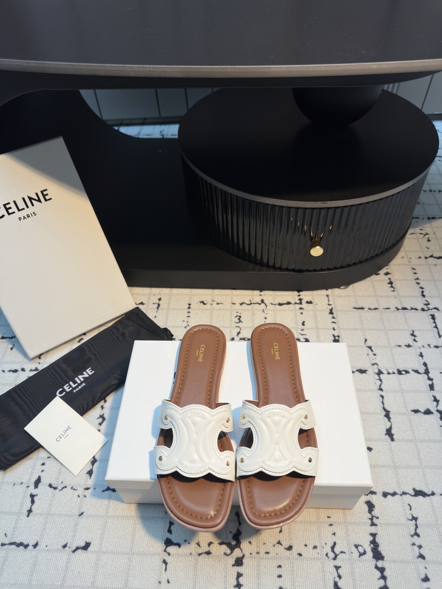 NO:415110,Celine 2025 summer new Arc de Triomphe flat-soled flip-flops. Full of French romantic style, H is all over the ground, but Arc de Triomphe can make you unique, the overall shoe shape is very light, the weight is very light, the spring girl begins to be restless~ It is very fashionable to match it with small skirts or jeans at will!  Size 35/41 (40.41 custom made without return or exchange), slippers, celine, slippers, skirts, jeans19860909Celine 2025夏季新款凯旋门平底一字拖 满满的法式浪漫风情话说H拖遍地都是夏天但凯旋门能让你与众不同鞋型整体就很轻便自重很轻春姑娘开始躁动~随意搭配小裙子或牛仔裤都很时髦！ 码数35/41（40.41定做不退不换）,拖鞋,celine,slippers,skirts,jeans,Women's Shoes