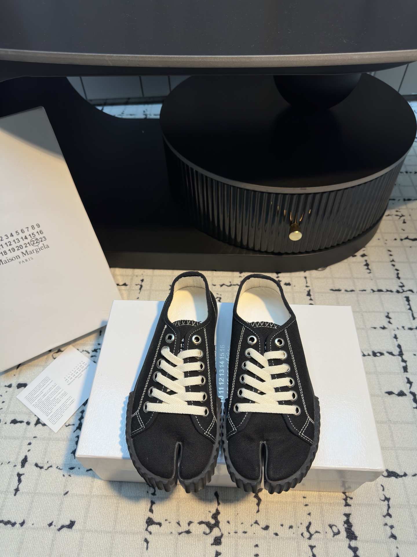 NO:761206,|| Margiela split-toe canvas white shoes. Split-toe shoes are so handsome ~ full of trend ~ very fashionable and handsome ~ the simpler, the more advanced ~ I can't get tired of it for a long time ~ invincible and versatile ~ commuting and shopping ~ very high-end to wear casually ~ the rate of return is amazing... Women's model 35/40 (45 customized, non-refundable) Men's model 39/45 (45 customized, non-refundable), casual shoes/sports shoes, masion margiela, sneakers19860909||马吉拉分趾帆布小白鞋 分趾鞋帅气到炸裂～潮味十足～非常时髦帅气～越简单越高级～久看不厌～上脚无敌百搭～通勤逛街～随便穿搭就很高级～回头率爆表…… 女款35/40（40定做不退不换） 男款39/45（45定做不退不换）,休闲鞋/运动鞋,masion margiela,sneakers,Women's Shoes