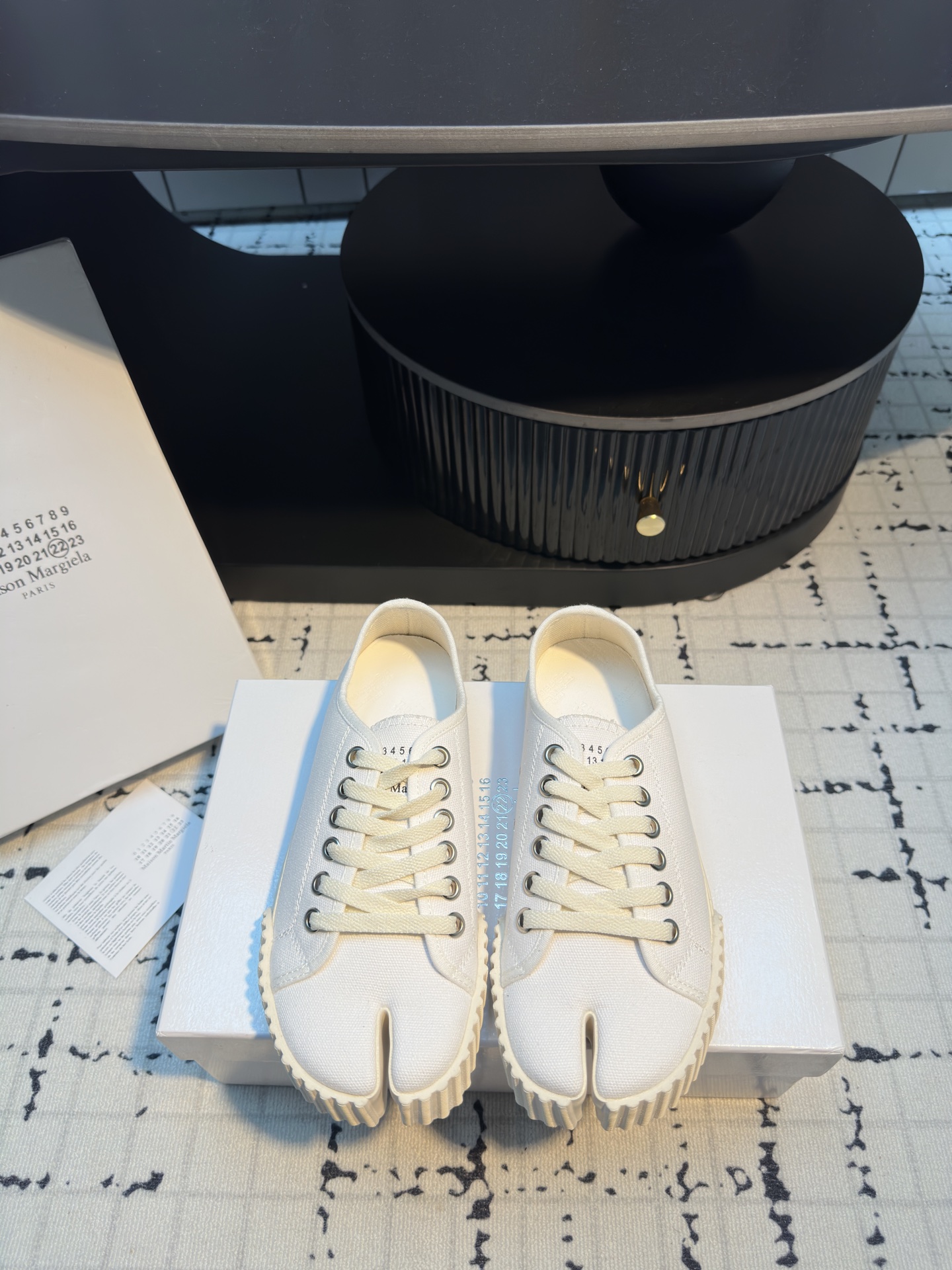 NO:421366,||Magila split-toe canvas white shoes The split-toe shoes are so handsome that they are thrilling ~ full of trendy ~ very fashionable and handsome ~ the simpler the more advanced ~ the longer you watch it ~ the more versatile ~ commuting and shopping ~ the casual outfit is very high-end ~ the rate of return is very high... Women's 35/40 (40 custom-made no return or exchange) Men's 39/45 (45 custom-made no return or exchange), split-toe shoes, masion margiela19860909||马吉拉分趾帆布小白鞋 分趾鞋帅气到炸裂～潮味十足～非常时髦帅气～越简单越高级～久看不厌～上脚无敌百搭～通勤逛街～随便穿搭就很高级～回头率爆表…… 女款35/40（40定做不退不换） 男款39/45（45定做不退不换）,分趾鞋,masion margiela,Women's Shoes