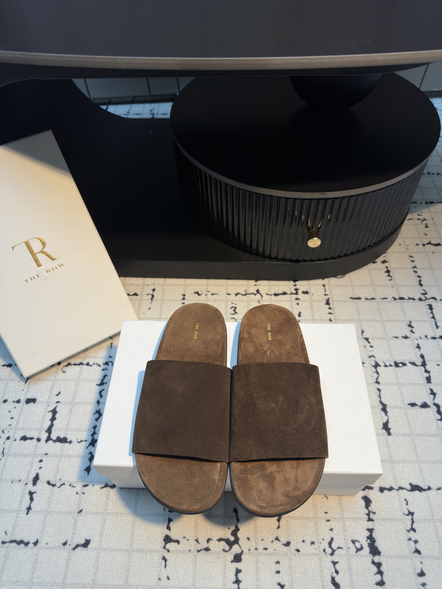 NO:421326,The Row 25ss new one-piece slippers I fell in love with this shoe at first sight. It looks good with a little retro flavor and is always minimalist. It has no logo embellishment. Simple is high-end. This is definitely a must-have item for fashionable women!  The whole pair of shoes seems simple, but the craftsmanship is difficult. It is made by the master, super waste. It is comfortable, soft and skin-friendly to wear on your feet. You should not worry about the feeling of your feet. It is inevitable to wear it. If you don’t wear it, you don’t want to take it off when wearing it. If you have high requirements for the feeling of your feet, you can close your eyes and enter it. It is simple and versatile!  High mercerized sheep velvet imported from the fabric, delicate and soft, very comfortable and soft, sample open molded large sole size 35/40 (40 custom made without return or replacement), slippers, slippers19860909The Row 25ss新款一片式拖鞋 第一眼看到这个鞋子就爱上了,带点复古味随意搭配都好看,一贯极简风格,没有任何logo点缀,简单即是高级,这款绝对是时髦女性的必备单品！ 整双鞋子看似简单其实工艺很难,老师傅制作,超级废料,上脚裸穿舒适柔软亲肤,脚感方面完全不可担心,好穿是必然的,穿若无穿的上脚体验,穿上就不想脱的款,对脚感要求高的闭眼入它,简约百搭款！ 面料进口高丝光羊反绒,手感细腻柔软,非常舒适柔软,样板开模大底 码数35/40（40定做不退不换）,拖鞋,slippers,Women's Shoes