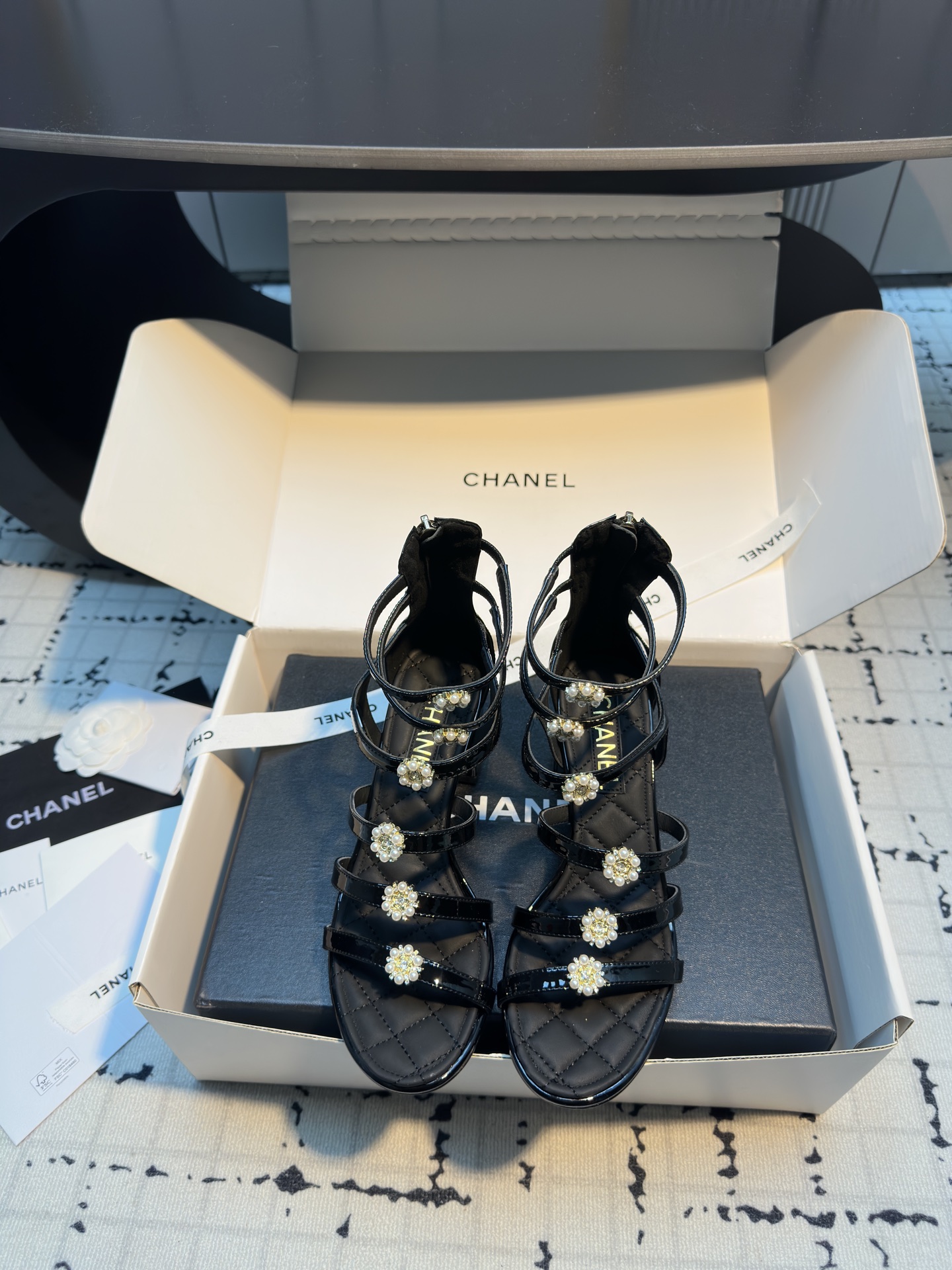 NO:421359,Chanel Summer Pearl Roman Sandals Super Recommended!  Italian leather outsole!  It is very comfortable and versatile series!  The upper is made of imported cowhide and inner sheepskin!  Heels, thick heels, size 35/40 (40 custom made, no return or replacement), high heels, sandals, chanel, sandals, high heels, cowhide, sheepskin, Leather soles19860909chanel夏季珍珠罗马凉鞋款 超级推荐款！意大利真皮大底！上脚很舒服百搭系列！ 鞋面选用进口牛皮. 内里羊皮！ 跟高粗跟 码数35/40（40定做不退不换）,高跟鞋凉鞋,chanel,sandals,high heels,cowhide,sheepskin,Leather soles,Women's Shoes