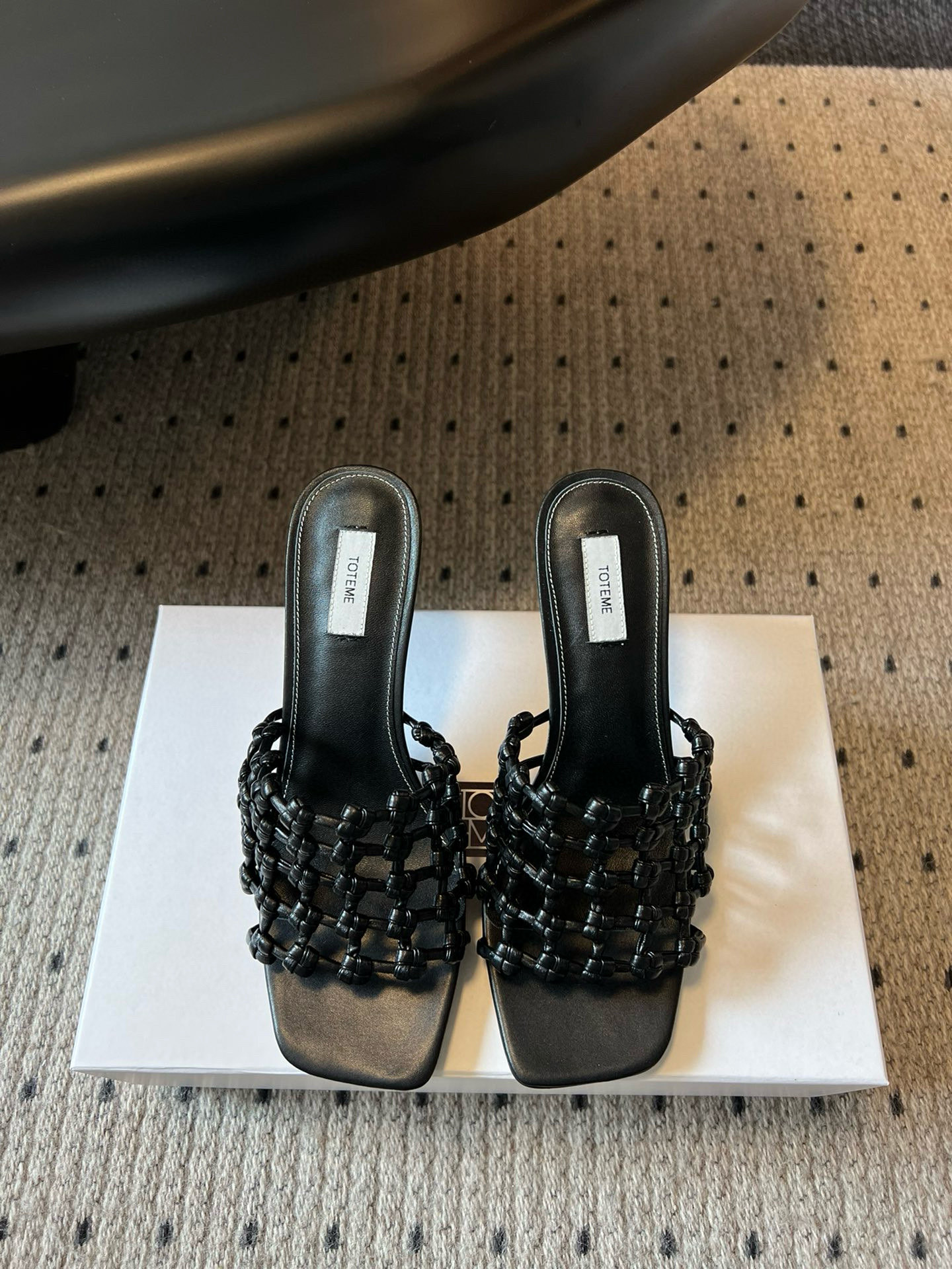 NO:421350,Toteme 25ss woven flat/high heel slippers are the perfect encounter between fashion and comfort. The unique woven texture of the upper interwoven exquisite style, showing ingenious craftsmanship, simple square toe and flat design, casual and free, low-key, high sense of high quality, easy to grasp the fashionable atmosphere, hand-woven upper imported sheepskin, imported leather outsole, heel high flat/8cm size 35/40 (40 custom made without return or replacement) Flat heels, high heels, slippers, sheepskin, Leather soles19860909Toteme 25ss编织平底/高跟拖鞋 是时尚与舒适的完美邂逅 鞋面独特的编织纹理 交织出精致格调 彰显匠心工艺 简约的方头与平底设计 随性自在 低调中流露着高级感 轻松拿捏时髦氛围 鞋面手工编织 内里进口羊皮 大底进口真皮大底 跟高平底/8cm 码数35/40（40定做不退不换） 平底 高跟,高跟鞋拖鞋,high heels,slippers,sheepskin,Leather soles,Women's Shoes