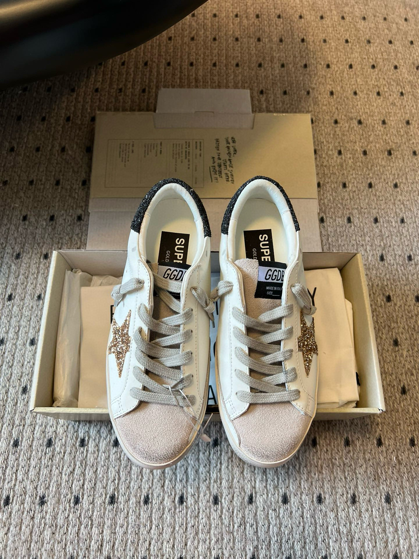 NO:421566,GoldenGoos*25s spring and summer new style, golden flashing stars used as old dirty shoes. The super pleasant little dirty shoes are here again. The golden stars on the side are really eye-catching. It feels like the shimmering light when there is the sun~ the toe and rear end of the shoe have been treated as old dirty, and the foot is longer and longer!  Love the more time goes by~ Material cowhide leather velvet inner lining, rubber outsole, size 35/40 (40 custom made, no return or replacement), casual shoes/sports shoes, sneakers, cowhide19860909GoldenGoos*25s春夏新款 金色闪星星做旧款脏脏鞋 超级喜人的小脏脏鞋又来喽,侧面的金色星星真的非常惹眼,是在有太阳的情况下就波光闪闪的感觉～鞋头以及后尾做了做旧脏脏的处理,上脚越穿越久！越穿越爱～ 材质牛皮拼绒 内里羊里 大底橡胶大底 码数35/40（40定做不退不换）,休闲鞋/运动鞋,sneakers,cowhide,Women's Shoes