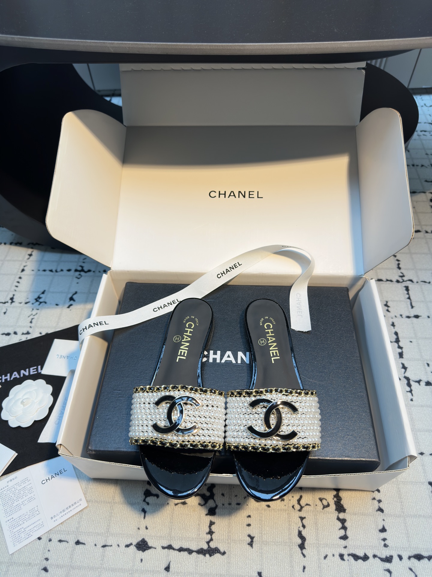 NO:421318,Purchase grade Chane* Xiaoxiang 25ss Spring and summer new vacation Pearl lazy slippers Xiaoxiang's new design The upper is purely handmade pearl weaving with double C hardware decoration Simple and versatile feet are super beautiful. It's super beautiful no matter how you look at it. The upper is pearl weaving, inner foot pad sheepskin, outsole Italian leather outsole Size 35/40 (40 custom made without return or replacement), slippers, chanel, slippers, sheepskin, Leather soles19860909代购级 Chane* 小香 25ss 春夏新品度假 珍珠懒人拖鞋 小香的一款全新设计 鞋面纯手工珍珠编织搭配双C五金装饰 简约百搭上脚超级美的 怎么看都超美 鞋面采用珍珠编织 内里垫脚羊皮 大底意大利真皮大底 码数35/40（40定做不退不换）,拖鞋,chanel,slippers,sheepskin,Leather soles,Women's Shoes