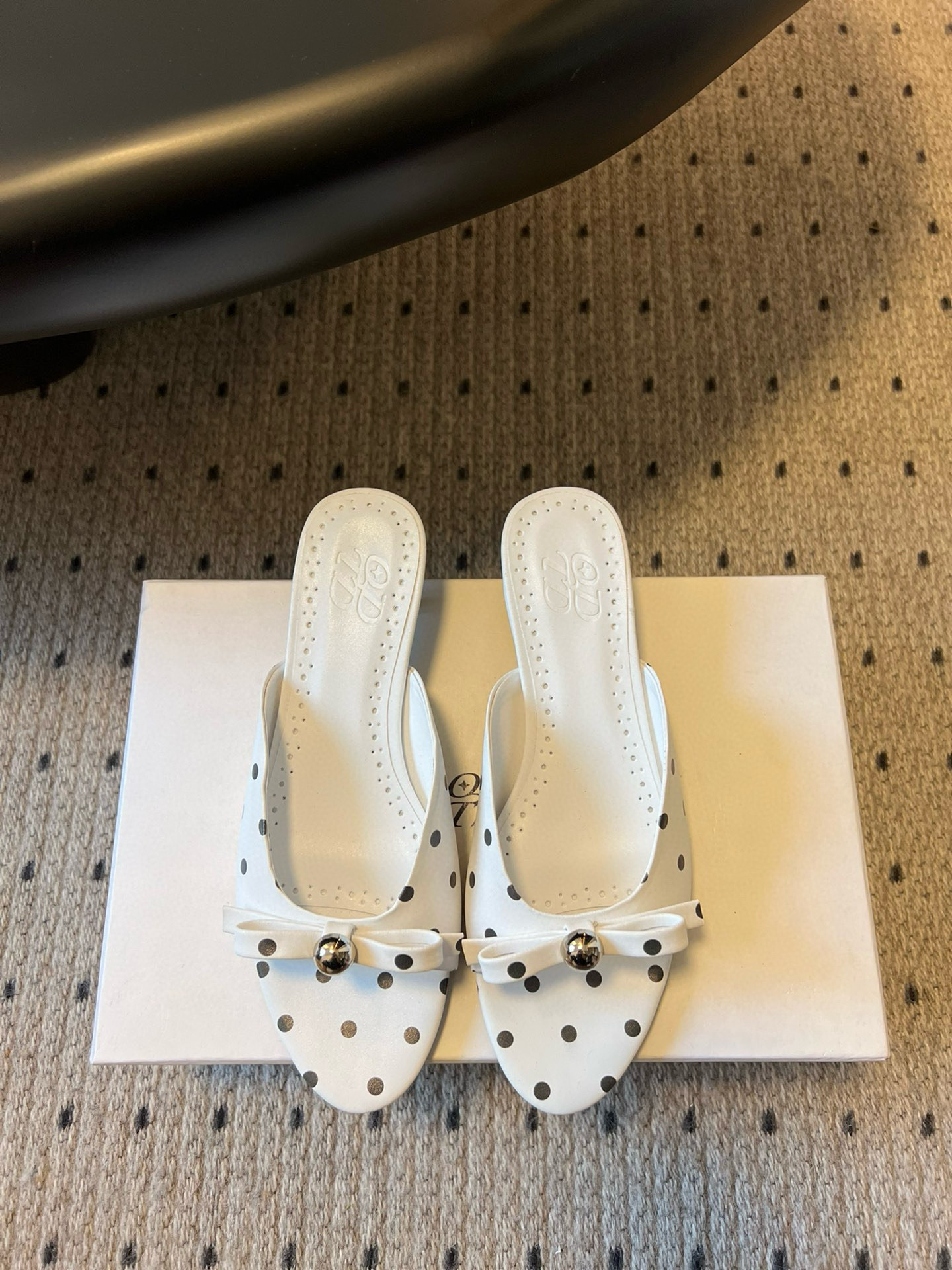 NO:421301,ODTD 25ss Spring and Summer New Kitten and Metal Ball Sandals This year's popular sandals reveal inadvertent sexy in their elegant and casual style, and the kitten and perfectly lengthen the legs. It's eye-catching! French vacation, just wear it like this, easily add points for summer outfits. Cowhide fabric, sheepskin inner size 35/40 (40 custom made, no return or exchange), slippers, slippers, cowhide, sheepskin19860909ODTD 25ss春夏新款小猫跟金属球凉拖 今年大热的凉拖 优雅随性中透露不经意的性感,小猫跟完美拉长双腿比例 惹眼!法式度假 就这么穿 轻松为夏日穿搭加分 对版牛皮面料 羊皮内里 码数35/40（40定做不退不换）,拖鞋,slippers,cowhide,sheepskin,Women's Shoes