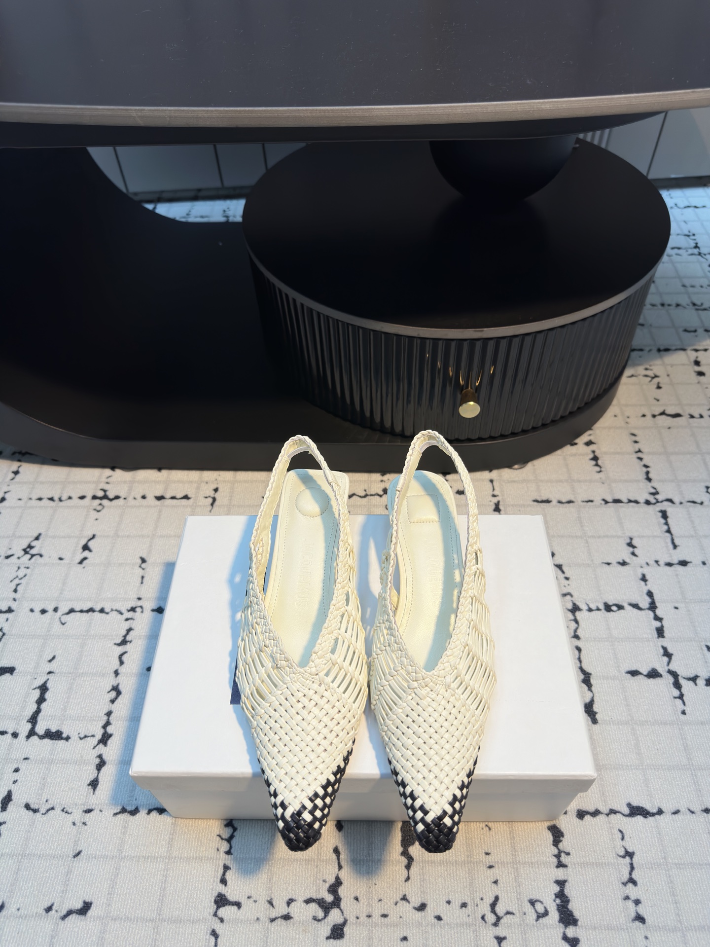 Jacquemus 25SS Sheepskin Pointy Knit Short Shoes: Aesthetic Innovation in Fashion - 图片 1