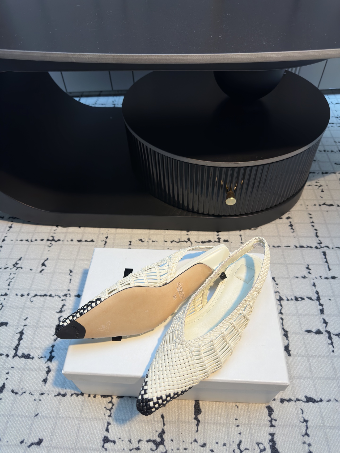Jacquemus 25SS Sheepskin Pointy Knit Short Shoes: Aesthetic Innovation in Fashion - 图片 7