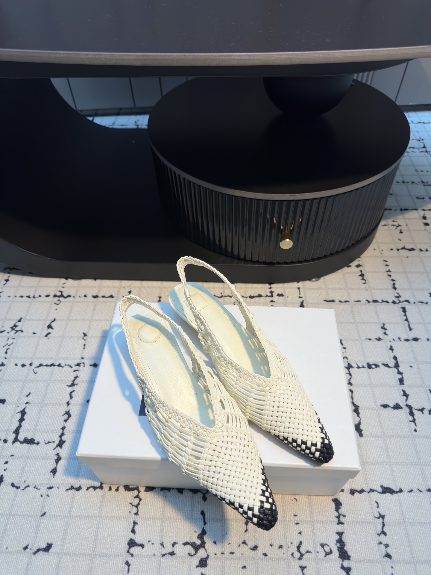 Jacquemus 25SS Sheepskin Pointy Knit Short Shoes: Aesthetic Innovation in Fashion - 图片 2