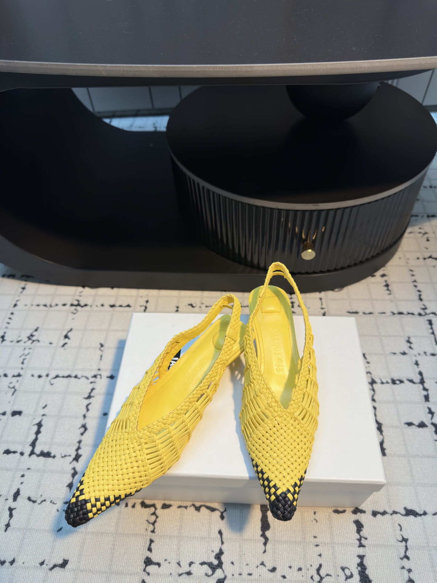 Jacquemus 25ss Knit Pointy Shoes: Fashionable Style with Unique Design - 图片 1
