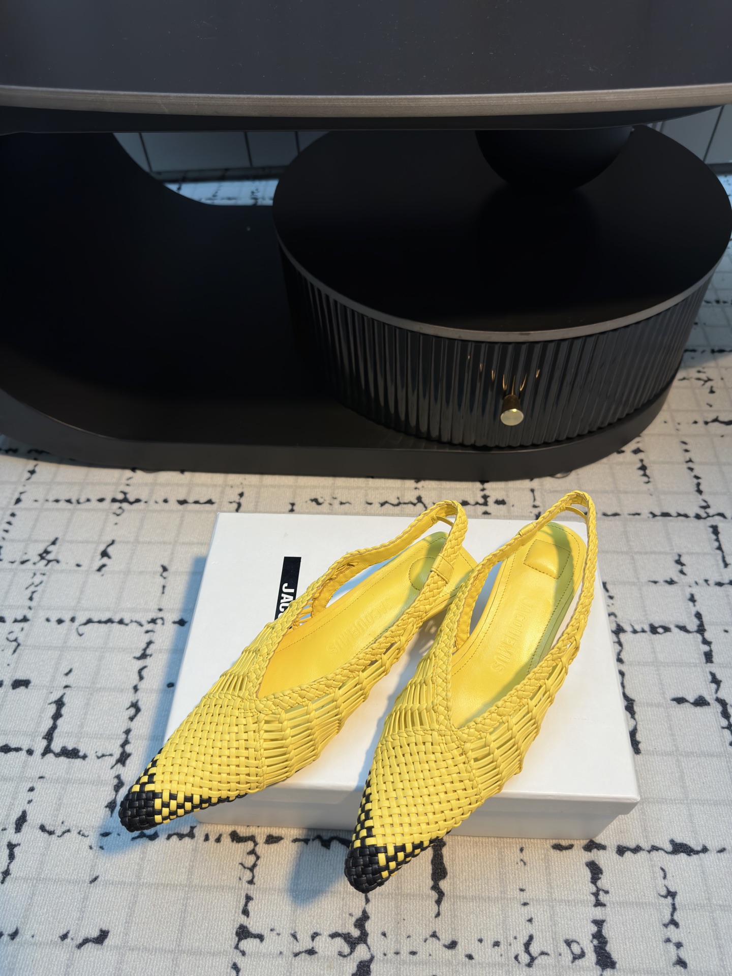 Jacquemus 25ss Knit Pointy Shoes: Fashionable Style with Unique Design - 图片 3