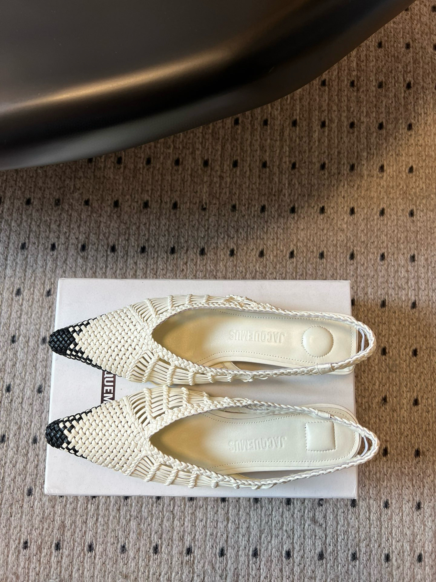 Jacquemus SS25 Pointy Knit Shoes: Sheepskin Footbed, Available in Size 35-40 - 图片 2