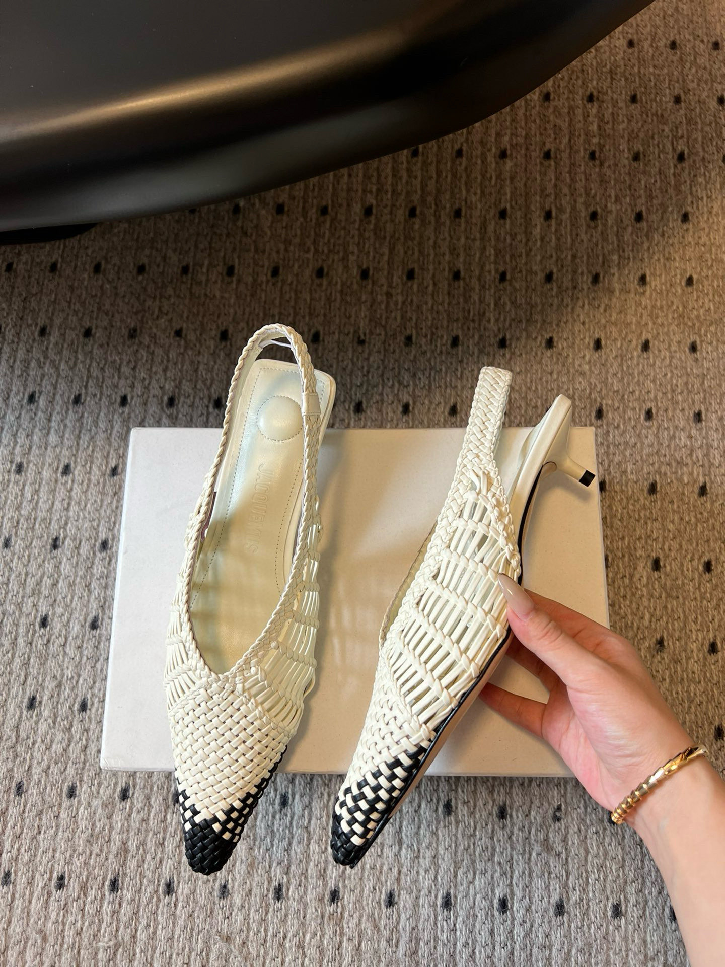 Jacquemus SS25 Pointy Knit Shoes: Sheepskin Footbed, Available in Size 35-40 - 图片 4