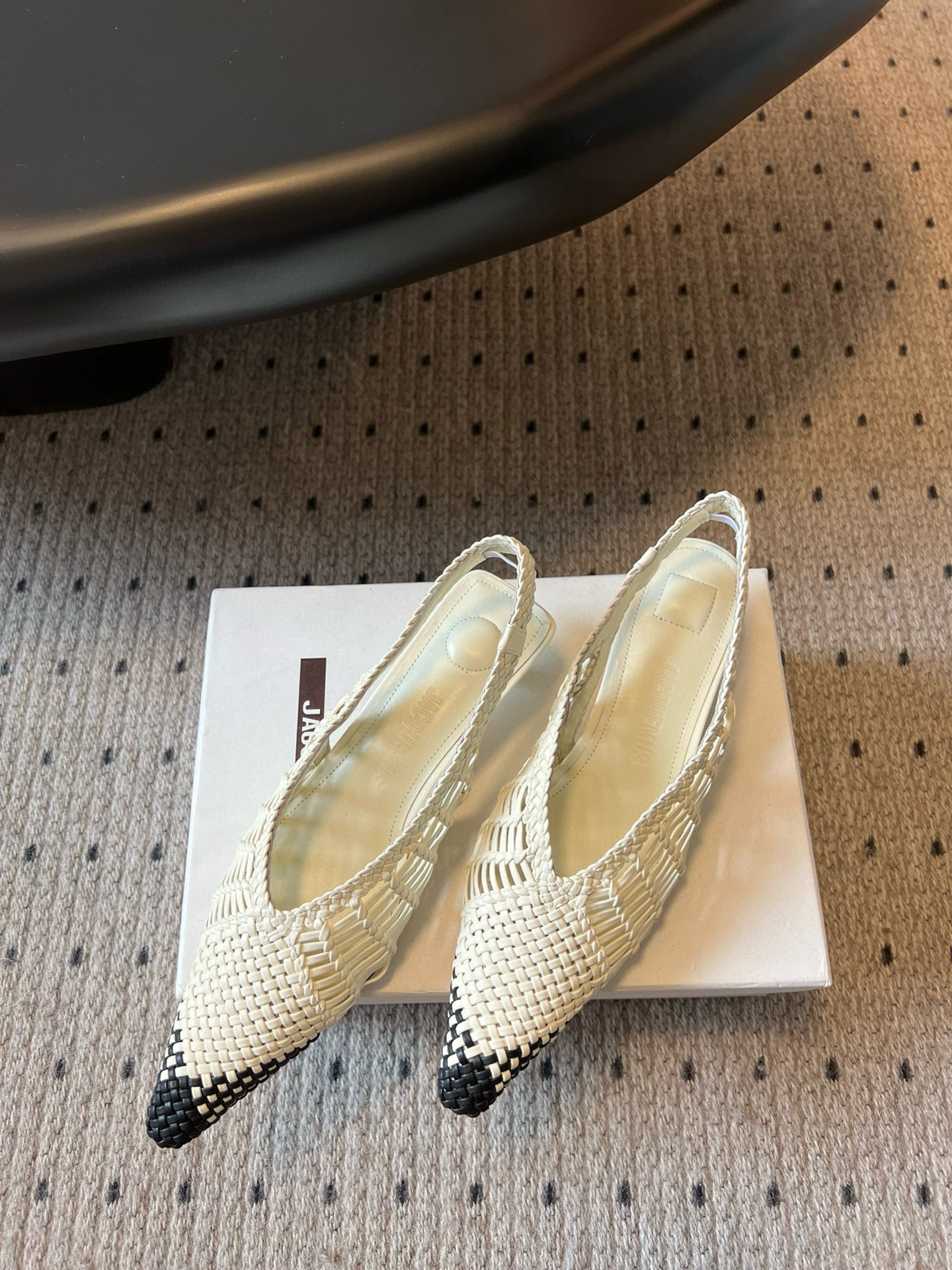 Jacquemus SS25 Pointy Knit Shoes: Sheepskin Footbed, Available in Size 35-40 - 图片 3