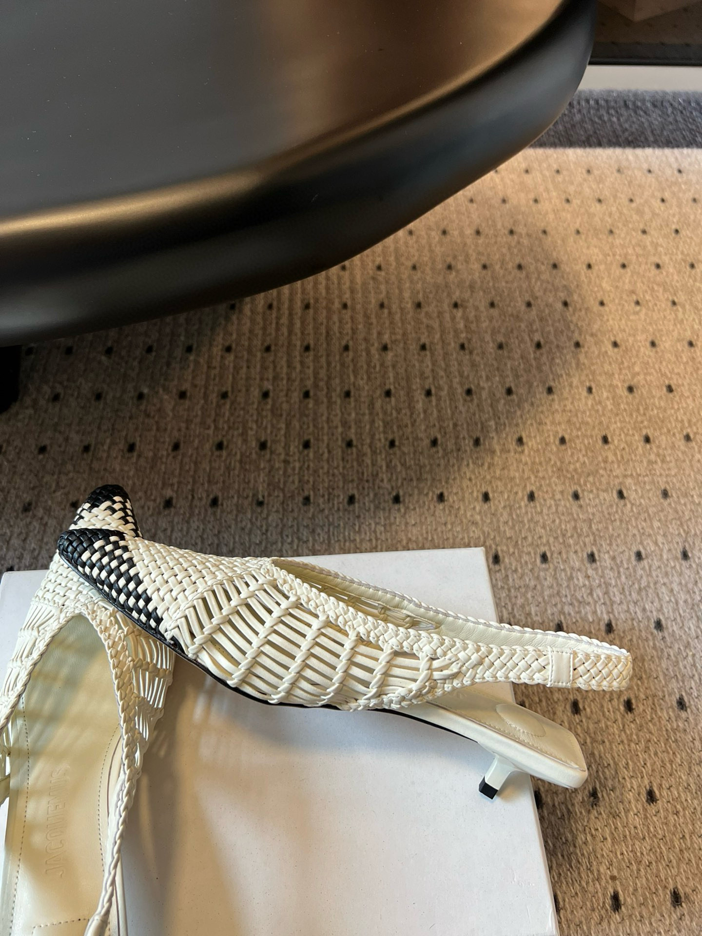 Jacquemus SS25 Pointy Knit Shoes: Sheepskin Footbed, Available in Size 35-40 - 图片 8