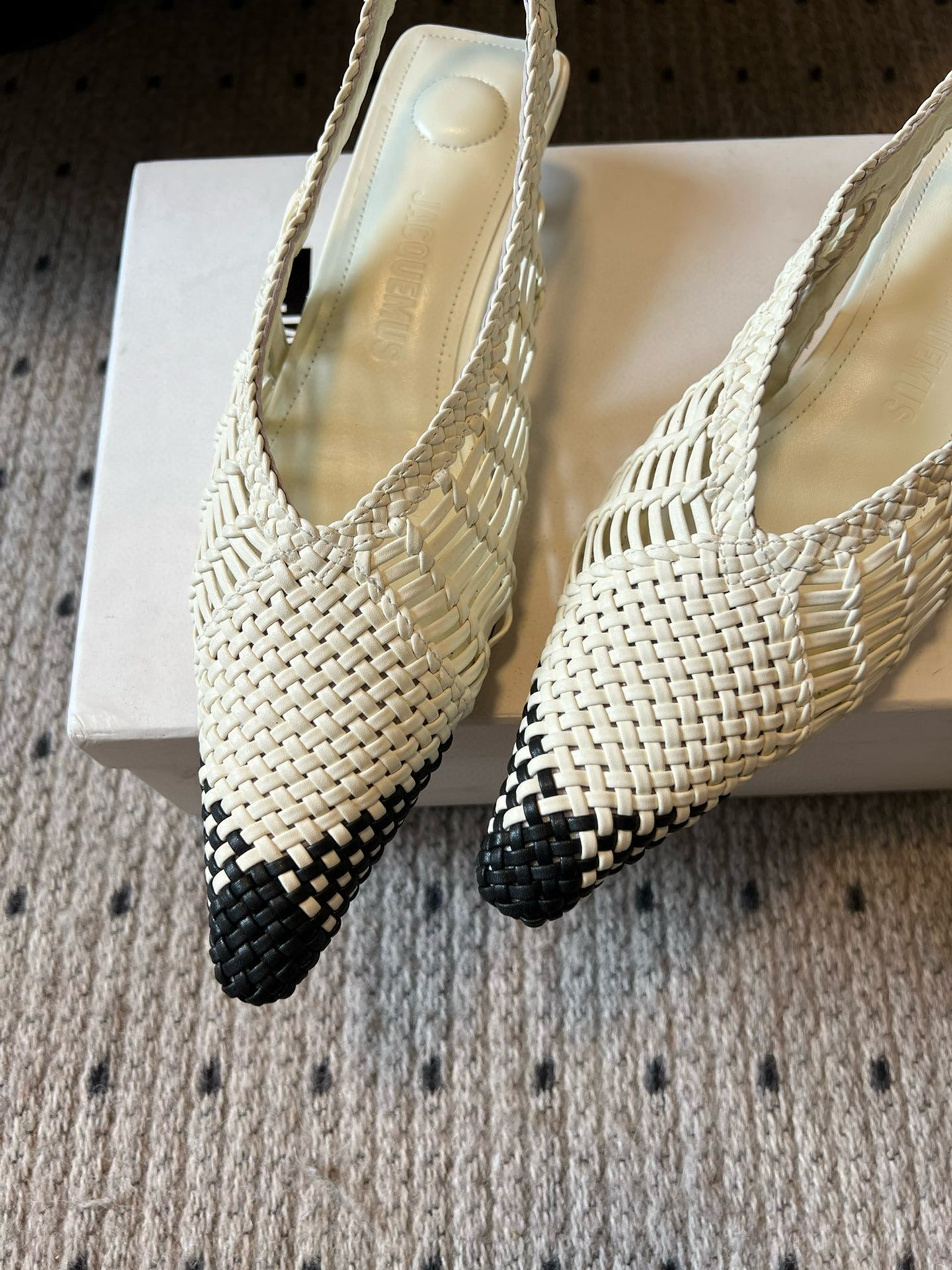 Jacquemus SS25 Pointy Knit Shoes: Sheepskin Footbed, Available in Size 35-40 - 图片 6
