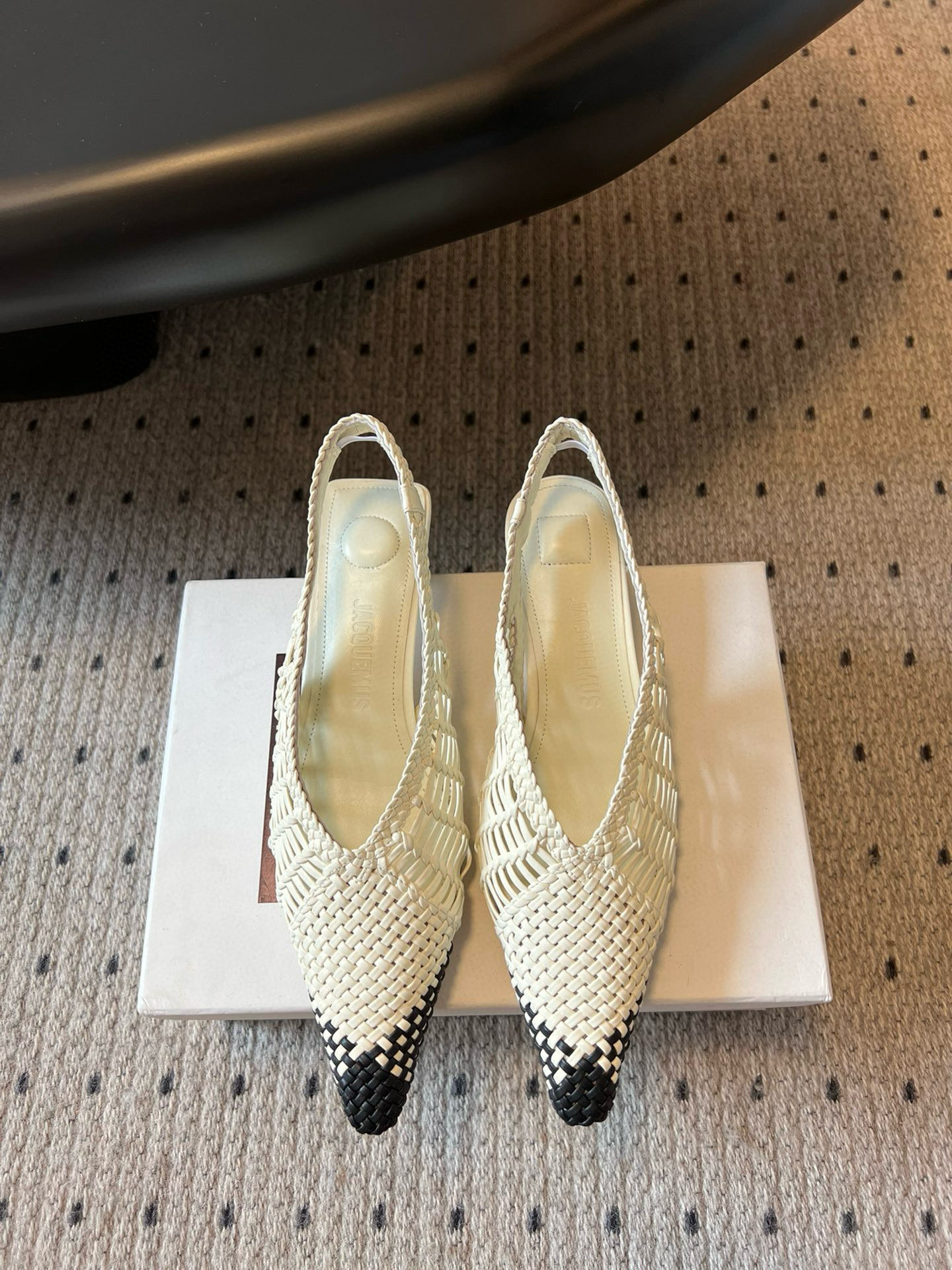 Jacquemus SS25 Pointy Knit Shoes: Sheepskin Footbed, Available in Size 35-40 - 图片 1