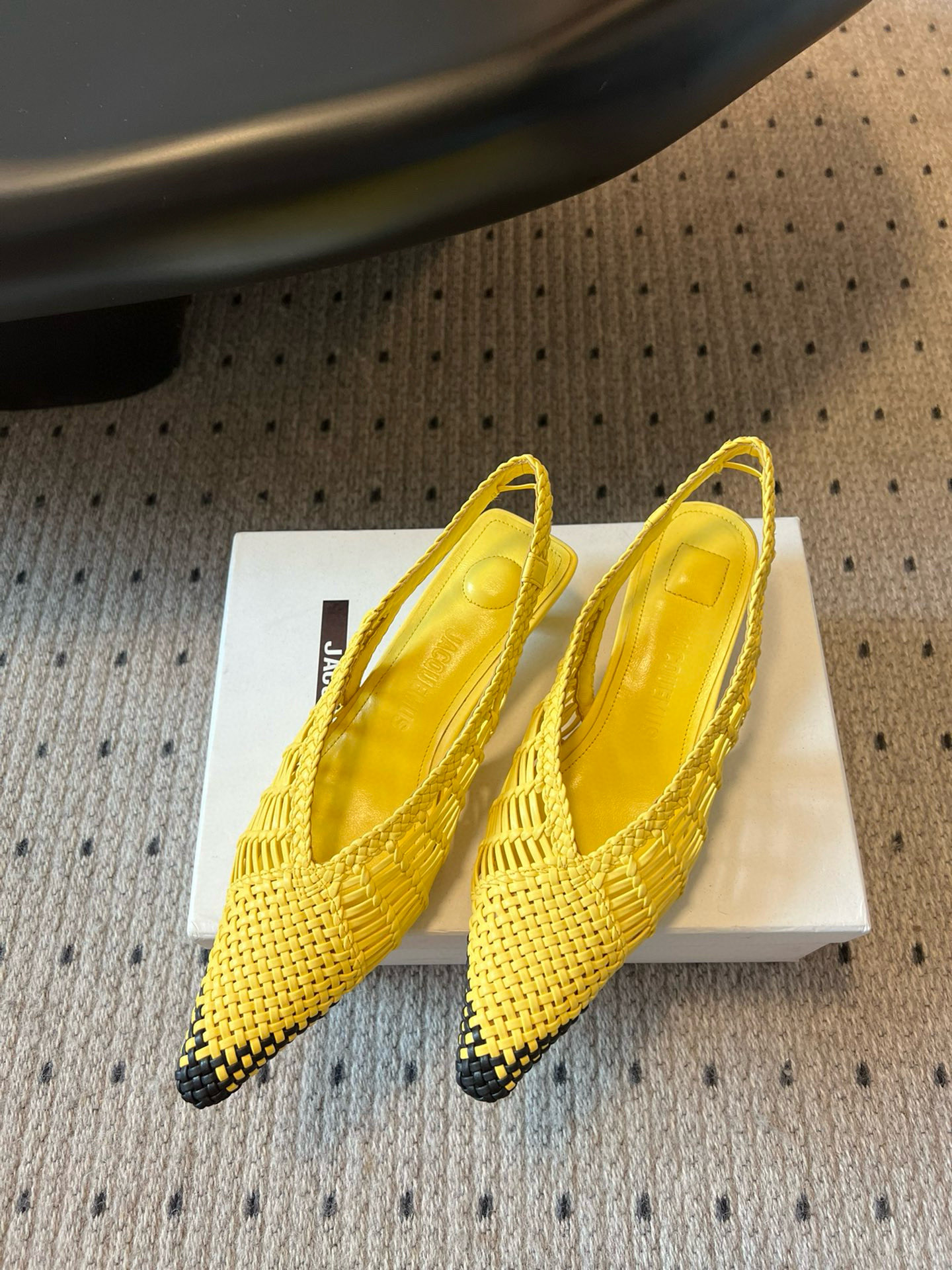 Jacquemus 25ss Sheepskin Knit Pointed Shoes: London Flagship Store Review - 图片 4