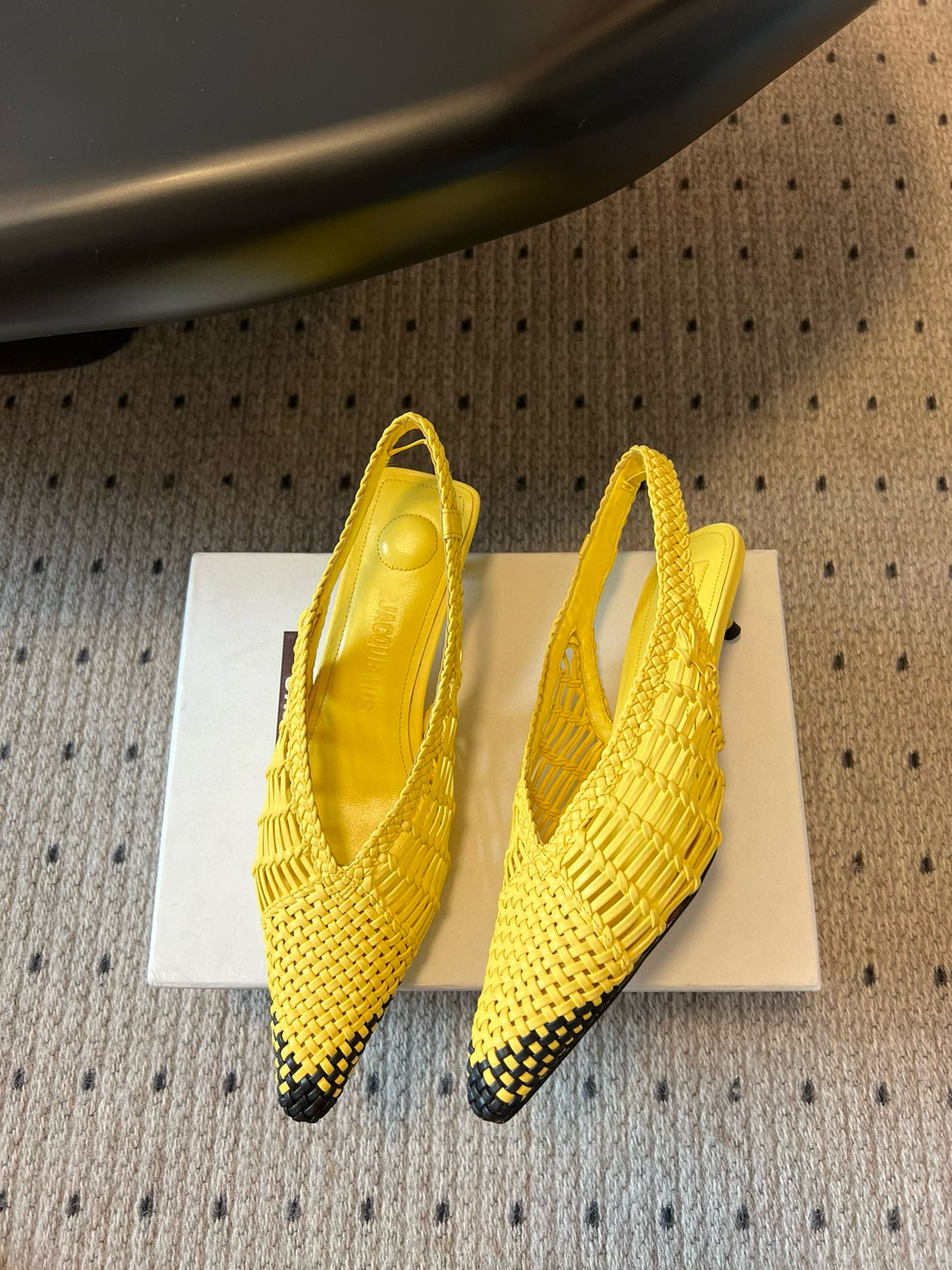 Jacquemus 25ss Sheepskin Knit Pointed Shoes: London Flagship Store Review - 图片 3
