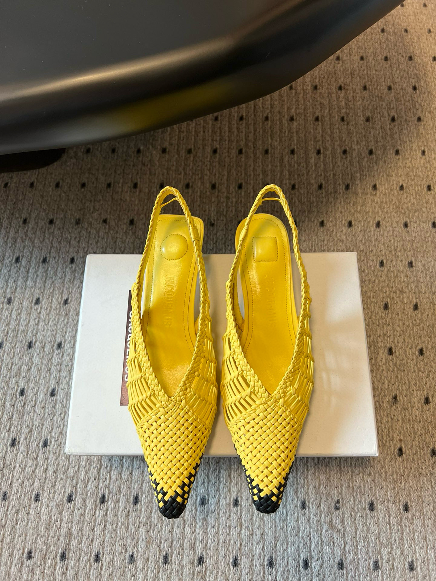 Jacquemus 25ss Sheepskin Knit Pointed Shoes: London Flagship Store Review