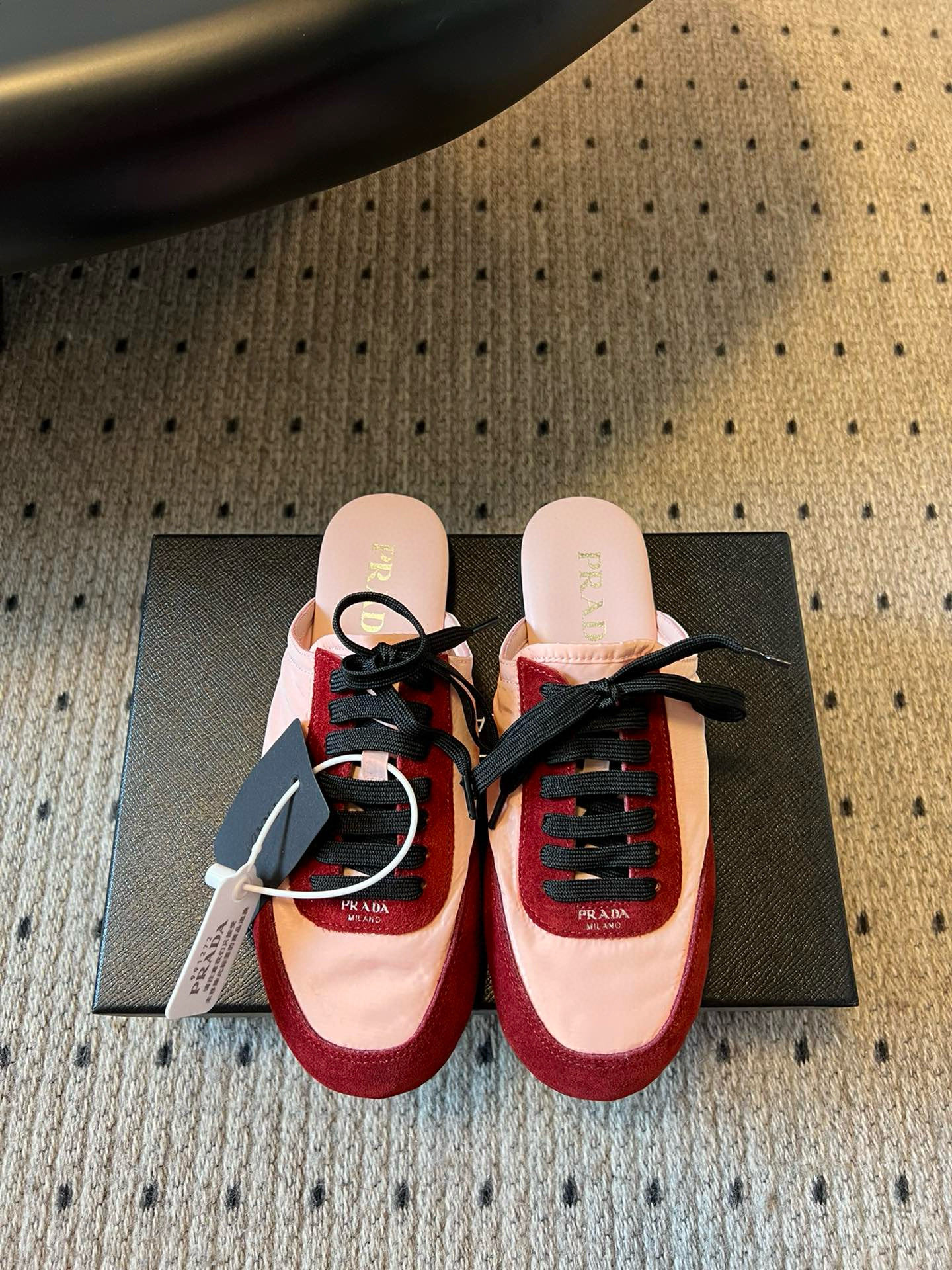 NO:462217,Purchasing grade Prad* Prada catwalk style lightweight thin bottom new half-todd training large-sole open mold TPU!  No rubber!  The suede on the upper has a textured texture, wrapped in sheepskin inside, soft and glutinous. The insole is thickened with lambskin, which is extremely comfortable to wear, supports and is wrapped well. The shoe shape is full of wrapping, and it is light and easy to wear, a practical casual shoe that looks tall and long legs!  White is clean and refreshing, needed all year round, and can be easily controlled with skirts and pants. Upper imported suede/original mold opening fabric, inner sheepskin, outsole TPU sole!  Different from cheap rubber bottoms on the market!  Size 35/41 (40.41 custom made without return or exchange), casual shoes/sports shoes semi-trailer, prada, prada, sneakers, skirts, sheepskin, chamois leather19860909代购级 Prad* 普拉达 走秀款轻便薄底新款半托德训 大底开模TPU！不做橡胶！鞋面麂皮有肌理感,内里羊皮包裹,软软糯糯的.鞋垫加厚小羊皮,踩上去无比舒适,有支撑感,又包裹得很好的感觉 鞋型包裹感十足,轻便好穿实用的一款休闲鞋,显高显大长腿！ 白色干净清爽,一年四季都需要,配裙子,裤子都能轻松驾驭  鞋面进口麂皮/原版开模布料 内里羊皮 大底TPU大底！区别市面廉价橡胶底！ 码数35/41（40.41定做不退不换）,休闲鞋/运动鞋半拖,prada,prada,sneakers,skirts,sheepskin,chamois leather,Women's Shoes