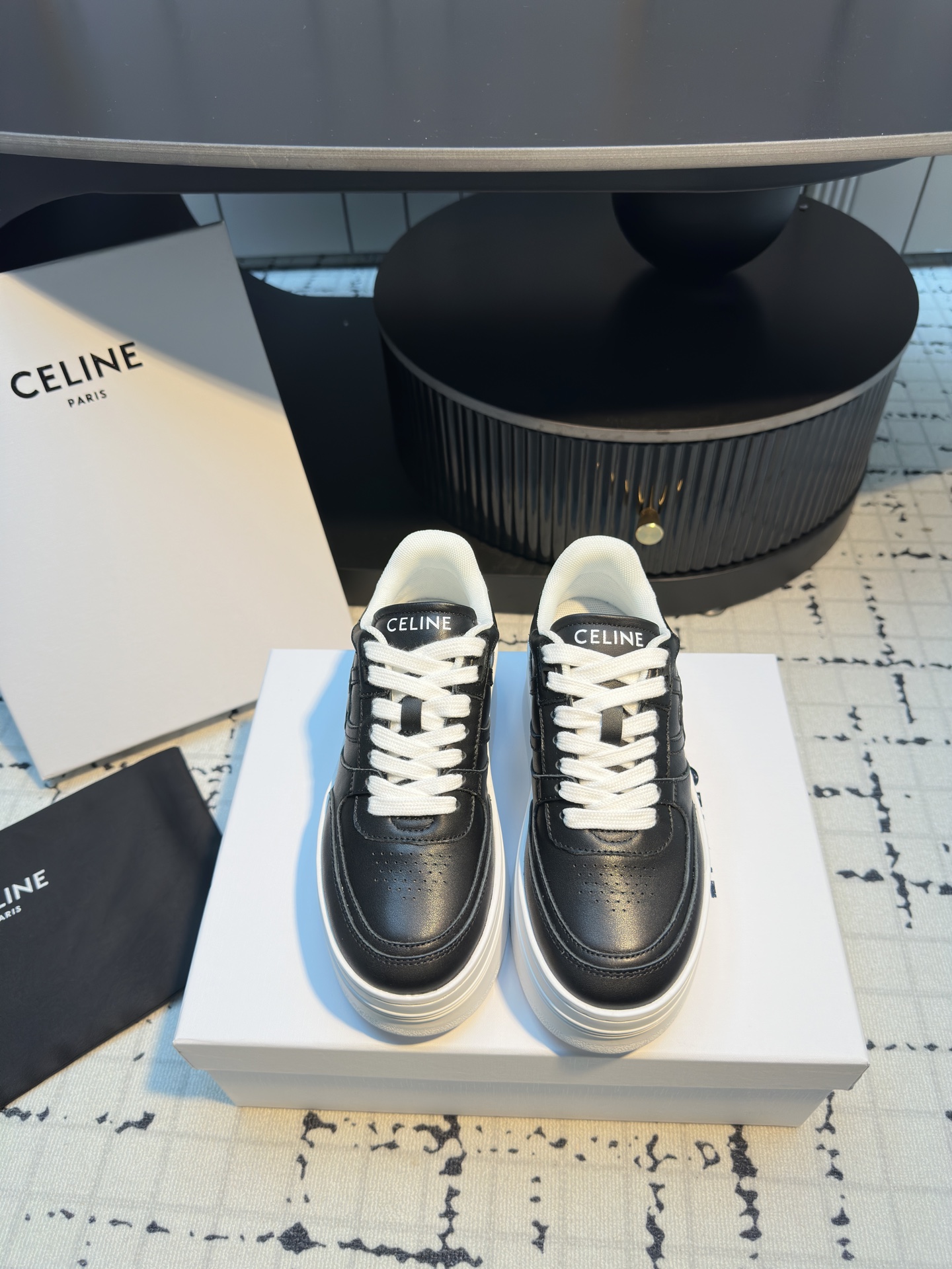 NO:460903,Celine||Silin classic spring and summer thick sole height-enhancing white shoes celine shorts Le thick sole white shoes (simple and atmospheric + clean and delicate) There are many breathable holes on the upper ~ Comfortable and breathable ~ The thick sole looks very thick ~ But after putting on the upper, you will find it very natural ~ It is not surprising at all ~ A circle of Celine strips on the sole can form visual misalignment ~ It looks like the sole is a conventional sole thickness [5cm soft and thick sole] height-enhancing effect is not bulky ~ The boon of a small beauty ~ quietly extends the body proportions ~ the foot is very light and very versatile and slim ~ Paired with wide-leg pants jeans with skirts, all invincible beauty calves upper calfskin inner cotton breathable mesh cloth, outsole soft rubber sole heel height 5 cm  Size 35/40 (40 custom made without return or exchange), casual shoes/sports shoes, celine, sneakers, skirts, jeans, cowhide19860909Celine||思琳经典春夏厚底增高小白鞋 celine矮子乐厚底小白鞋（简洁大气+干净秀气）鞋面很多透气孔～舒服透气～增高厚底看着底很厚～但上脚后会发现很自然～完全不奇怪～鞋底的一圈Celine横条能形成视觉错位～看着觉得鞋底是常规鞋底厚度【5cm软质厚底】增高效果分～毫不笨重～小个子美女福音～悄悄拉长身材比例～上脚很轻便非常百搭显瘦～搭配阔腿裤牛仔裤 配裙子 都是无敌美 鞋面小牛皮 内里全棉透气网布 大底软质橡胶大底 跟高5厘米 码数35/40（40定做不退不换）,休闲鞋/运动鞋,celine,sneakers,skirts,jeans,cowhide,Women's Shoes