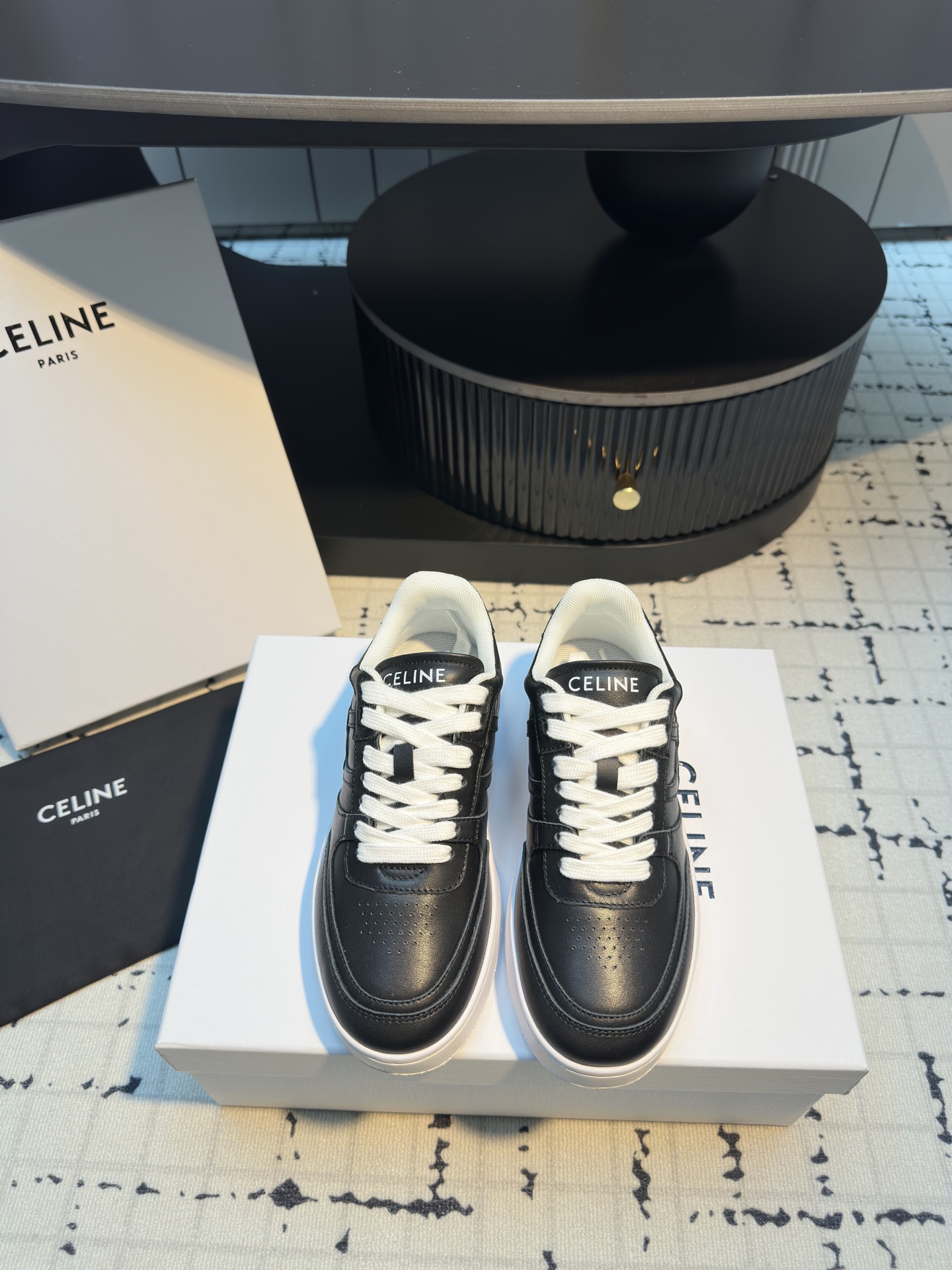 NO:460911,Celine||Silin classic spring and summer thick sole height-enhancing white shoes celine short le thick sole white shoes (simple and atmospheric + clean and delicate) There are many breathable holes on the upper ~ Comfortable and breathable ~ The thick sole looks very thick ~ But after putting on the upper, you will find it very natural ~ It is not surprising at all ~ A circle of Celine strips on the sole can form visual misalignment ~ It looks like the sole is a regular sole thickness ~ The height-enhancing effect is not bulky ~ The boon of a small beauty ~ The body proportion is quietly extended ~ It is very light and versatile to make it look ~ It is slim and ~ Paired with wide-leg pants jeans with skirts, all invincible beauty calves, calfskin inner cotton breathable mesh, outsole soft rubber sole size 35/40 (40 custom made without return or replacement), casual shoes/sports, celine, sneakers, skirts, jeans, cowhide19860909Celine||思琳经典春夏厚底增高小白鞋 celine矮子乐厚底小白鞋（简洁大气+干净秀气）鞋面很多透气孔～舒服透气～增高厚底看着底很厚～但上脚后会发现很自然～完全不奇怪～鞋底的一圈Celine横条能形成视觉错位～看着觉得鞋底是常规鞋底厚度 增高效果分～毫不笨重～小个子美女福音～悄悄拉长身材比例～上脚很轻便非常百搭显瘦～搭配阔腿裤牛仔裤 配裙子 都是无敌美 鞋面小牛皮 内里全棉透气网布 大底软质橡胶大底 码数35/40（40定做不退不换）,休闲鞋/运动鞋,celine,sneakers,skirts,jeans,cowhide,Women's Shoes