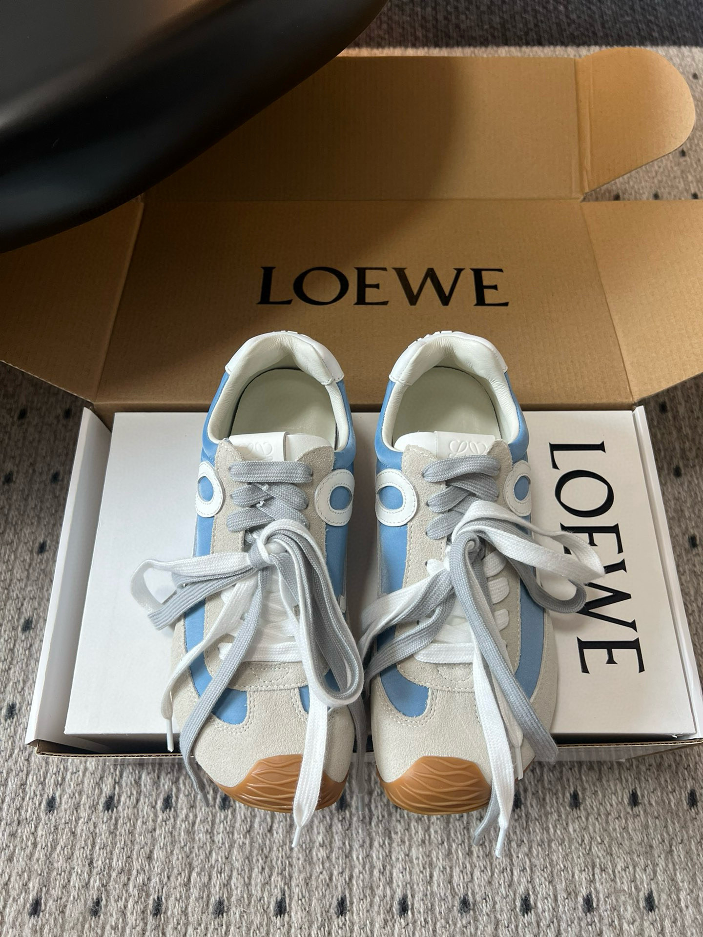 NO:629094,Loew*'s new Flow Runner2.0 series of new catwalk sneakers, a new color matching retro series of running shoes, has been used by his family before. Don't miss this style. Light and comfortable new color matching. Super suitable for spring and summer wear. The most special thing is its outsole. The entire outsole runs through the toe, sole and tail. The logo is obvious on the side. A super low-key sneaker. The upper is calfskin/splicing nylon cloth/suede.  Imported soft sheepskin lining, outsole EVA two-color combination rubber outsole, women's model 35/40 (customized at 40, non-returnable and non-exchangeable), men's model 40/45 (customized at 45, non-refundable and non-exchangeable), casual shoes/sports shoes, loewe, loewe, sneakers, cowhide, sheepskin, chamois leather19860909罗意威 Loew* 全新Flow Runner2.0系列新款走秀运动鞋 全新配色复古系列跑鞋 之前被他家种草的宝宝.这次的款式千万不要错过.轻便舒适的全新颜色搭配.超级适合春夏穿搭 最特别的是它的大底,整片大底贯穿鞋头、鞋底、鞋尾 侧面明显的Logo 超低调的一款运动鞋 鞋面小牛皮/拼接尼龙布/麂皮 内里进口柔软绵羊皮 大底EVA双色组合橡胶大底 女款35/40（40定做不退不换） 男款40/45（45定做不退不换）,休闲鞋/运动鞋,loewe,loewe,sneakers,cowhide,sheepskin,chamois leather,Women's Shoes