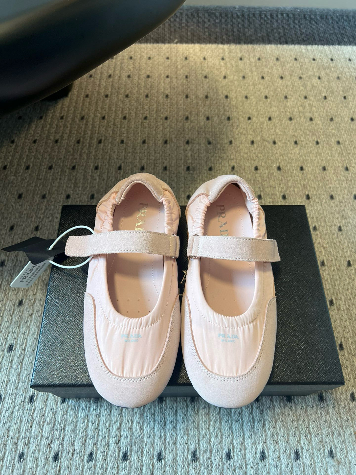 NO:903197,Prad*25SS New Women's Shoes Spliced Mary Jane Shoes Prada adheres to a simple yet elegant design concept, focusing on the balance of practicality and beauty. Whether it is classic Saffiano leather products or the fashion show series released every year, its unique aesthetics can be reflected. Prada is extremely strict in the selection of raw materials, often using the highest quality leather, silk and other natural or high-tech synthetic materials to ensure the durability and comfort of the product. Upper cow suede + cloth lining sheepskin  Outsole TPU outsole Size 35/41 (40.41 customized, non-refundable and non-exchangeable), Mary Jane, prada, prada, mary jane, sheepskin19860909Prad*25SS 新款女鞋拼接款玛丽珍鞋 普拉达坚持简约而不失优雅的设计理念,注重实用性和美观性的平衡.无论是经典的Saffiano 皮革制品还是每年发布的时装秀系列,都能体现出其独特的审美观. 普拉达对于原材料的选择极为严苛,常常使用最优质的皮革、丝绸以及其他天然或高科技合成材料来确保产品的耐用性和舒适度. 鞋面牛反绒+布 内里羊皮 大底TPU大底 码数35/41（40.41定做不退不换）,玛丽珍,prada,prada,mary jane,sheepskin,Women's Shoes