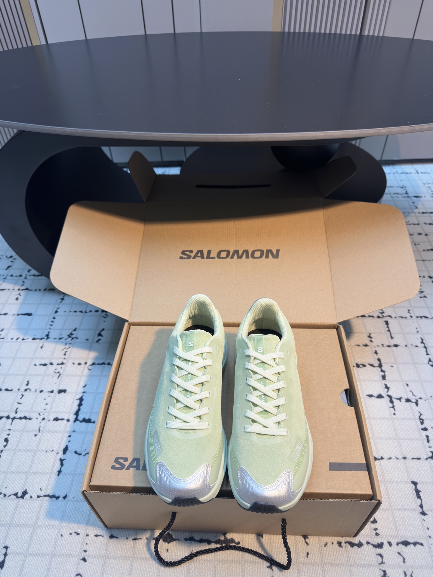 NO:462184,MM6 x SALOMON new outdoor running shoes, many celebrity fashion bloggers plant grass, super popular outdoor series, who can refuse the functional style!  The color matching of this pair of shoes is simply a delicious dish. It has a fresh tone, no pressure, no matter it is matched with sportswear or casual clothes. The comfort level of the foot is absolutely amazing. The sole supports the sole, and you can clearly feel its cushioning when walking. It feels like every step is stepped on the clouds. The material of the upper is breathable and light, so it will not be stuffy in summer. The upper mesh pressed rubber cut piece, inner molded insole, original foamed sole, women's 35/40 (40 custom-made, no return or replacement) Men's 40/45 (45 custom-made, no return or replacement), casual shoes/sports, masion margiela, sneakers19860909MM6 x SALOMON萨洛蒙 新款 户外跑步鞋  超多明星时尚博主种草 超火的户外系列 机能风谁能拒绝啊！这双鞋的配色简直是天菜,清新的色调,不管是搭配运动装还是休闲风的衣服,都毫无压力. 上脚舒适度也绝对惊艳.鞋底的支撑感超棒,走路的时候能明显感觉到它的缓震,感觉每一步都踩在云朵上而且鞋面的材质透气又轻盈,夏天穿也完全不会闷. 鞋面网面压胶裁片 内里模压鞋垫 大底原版发泡大底 女款35/40（40定做不退不换） 男款40/45（45定做不退不换）,休闲鞋/运动鞋,masion margiela,sneakers,Women's Shoes