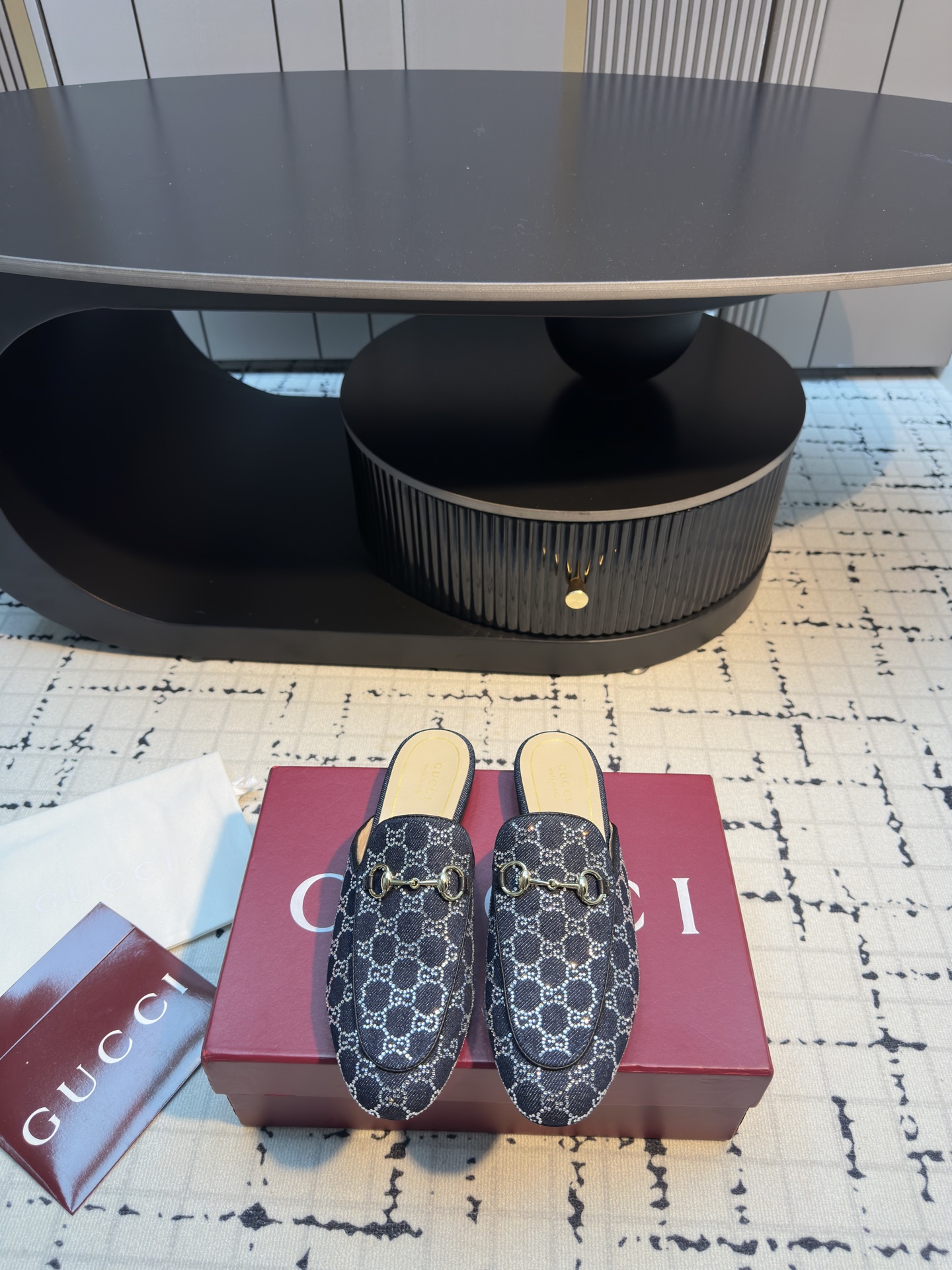 NO:462181,*|Guchima horse buckle mules~1000 years of time lazy half-support shoes, half-scroll loafers~ simple and elegant~ very pleasing~ to achieve the original foot feeling, it has been put in a lot of effort on the last to achieve the original foot feeling~ it is very comfortable to wear, no feet scratching, no feet stuck, daily travel~ commuting versatile ~ wear barefoot or match mid-tube socks with skirts and pants, all full of high-end versatility ~ The king of high-end versatility 34/42 (34.40.41.42 Customized, no return or exchange), semi-drag, loafers, skirts19860909*|古奇马衔扣穆勒鞋～万年不过时懒人半托鞋 半拖乐福鞋～简约又大气～非常耐看～为达到原版脚感在楦头上没少下功夫～上脚非常舒适～完全不磨脚不卡脚～日常出行～通勤百搭～光脚穿或搭配中筒袜 配裙子 裤子 都是满满高级感～高级百搭之王 码数34/42（34.40.41.42定做不退不换）,半拖,loafers,skirts,Women's Shoes