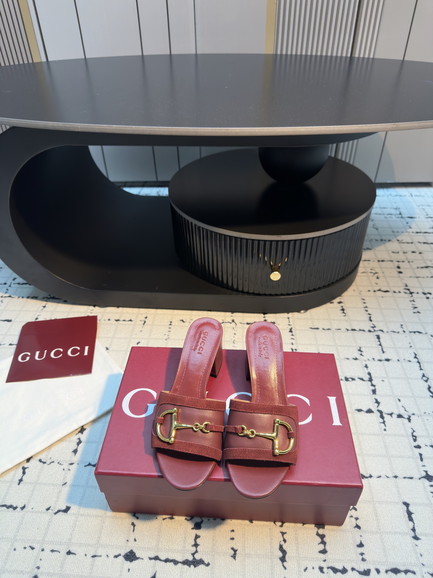 NO:462155,Gucci | Gucci 25 G Home’s main series has finally been released, and the ruthless product is worth looking forward to!  Original classics Create new designs BS new styles Classic old-fashioned D-line horse-bit flat slippers Purchase level!  Full of high-end feeling!  It is a popular model for bloggers at home and abroad. It is retro and fashionable, with simple dressing and beautiful appearance!  The official website is mainly promoted, new colors continue to be updated, high custom cowhide / GG fabric upper lining: imported sheepskin lining, original Italian leather outsole, size 35/41 (40.41 custom made without return or replacement), slippers, gucci, gucci, gucci, slippers, cowhide, sheepskin, Leather soles19860909Gucci | 古驰 25 G家 主打系列终于面世,狠货值得期待！原有的经典 创造新设计 BS新款 经典老花D字马衔扣平底拖鞋 代购级别！高级感十足！国内外博主刷爆的一款,复古又时髦 穿搭简便 上脚美炸了！官网主推,新色持续更新 鞋面高定制牛皮/GG布 内里: 进口羊皮里 大底原版意大利真皮大底 码数35/41（40.41定做不退不换）,拖鞋,gucci,gucci,gucci,slippers,cowhide,sheepskin,Leather soles,Women's Shoes