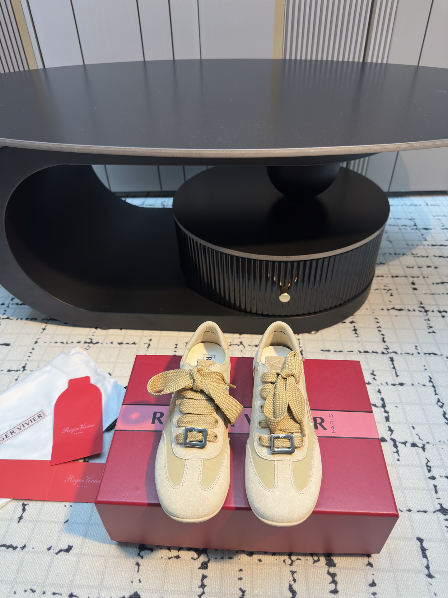 NO:462148,Purchase-level version RogerVivier/RogerVivier Women's Sports and Casual Shoes Suede Mini Buckle Embroidery New Style!  The modern design and exquisite skills of Roger VivierRV perfectly interpret the eternal elegance of the left bank of Paris. If you want a pair of generous, elegant, comfortable and unique sneakers, this one may be your best choice~ The Viv Low sneakers are decorated with mini metal buckles on the front and embroidered letter combinations on the sides. It is made of suede and satin, and the rubber sole is inspired by the iconic texture of the Viv’ Run style. The soft and light round toe design is very friendly and does not have the pressure of the toes; the slightly raised toe design is very unique, cute and atmospheric, and the feet are light and comfortable. You don’t feel tired at all when wearing it or hiking!  The upper is decorated with square buckles, which are classic and gorgeous and luxurious; the laces are simple and easy to wear, and the blessing of girls with high insteps is very humane. It is fresh and cute when paired with long skirts, and is suitable for commuting and going out on the street. It is classic and versatile, and can be perfectly matched in any style or occasion. A comfortable baby must keep this one!  Classic and simple style design, versatile and not picky, delicate, light and soft, beauty and strength coexist!  All-match commuting color matching, close your eyes and see!  Whether it is the feeling of the feet or appearance, it is light and soft Oxford soft sole, strong toughness, soft, light, non-slip and wear-resistant, and the edge of the shoe further ensures the comfort of the foot and does not rub the feet!  Imported silk/imported suede inner sheepskin footrest, outsole rubber outsole size 35/40 (40 custom made without return or replacement), casual shoes/sports shoes, roger vivier, sneakers, skirts, business suit, sheepskin, real silk, chamois leather19860909代购级版本 RogerVivier/罗杰维维亚女士运动休闲鞋麂皮迷你搭扣刺绣新款！ Roger VivierRV的摩登设计与精湛技艺,完美诠释了巴黎左岸至臻永恒的优雅风尚. 如果你想要一双大方优雅、舒适好穿、又与众不同的运动鞋,那这一款可能就是你最好的选择~ Viv Low 运动鞋正面饰有迷你金属搭扣,侧面饰有刺绣字母组合.它由绒面革和缎面制成,橡胶鞋底的灵感来自 Viv’ Run 款式的标志性纹理.柔软轻盈 圆头设计非常友好,不会有脚尖的压迫感；鞋头微微凸起的设计非常独特,可爱又大气,上脚轻盈舒适,穿着它逛街或远足完全不觉得累！ 鞋面缀以方形闪钻饰扣,经典华美,贵气十足；系带简便易穿,脚背高女孩的福音,非常人性化 搭配长裙清新可爱,搭配西装裤适合通勤出街,经典百搭,任何风格、场合都能完美搭搭配 舒适度的宝子一定要留这款！ 经典简约的款式设计,百搭不挑人,上脚秀气,轻盈柔软,美貌与实力并存！百搭通勤配色闭眼收！ 无论脚感还是颜值都是天花板的存在,又轻又软牛津软大底,韧性强 柔软 轻便防滑耐磨,鞋口包边进一步保证上脚舒适感,不磨脚！ 鞋面进口真丝/进口麂皮 内里羊皮垫脚 大底橡胶大底 码数35/40（40定做不退不换）,休闲鞋/运动鞋,roger vivier,sneakers,skirts,business suit,sheepskin,real silk,chamois leather,Women's Shoes