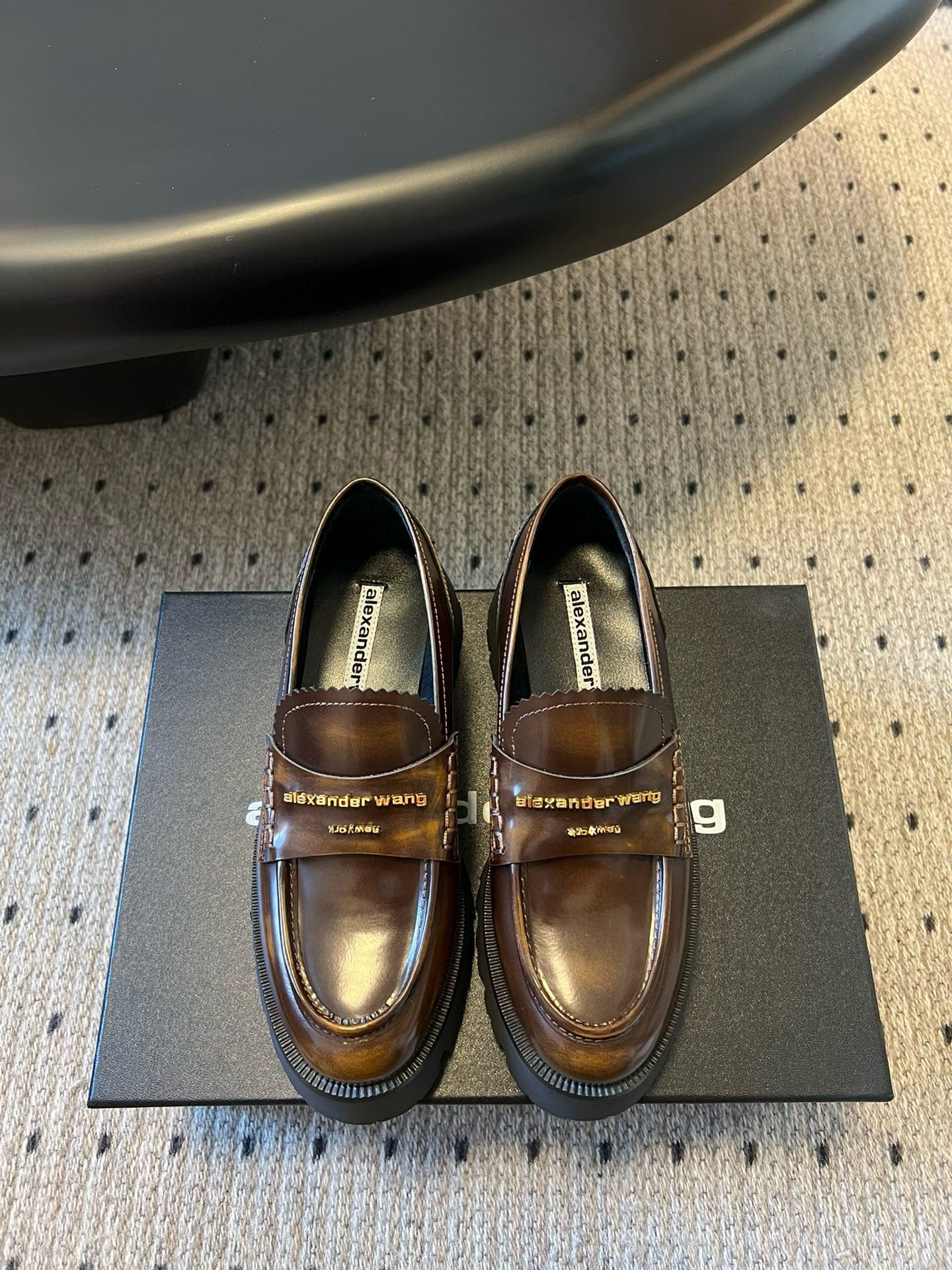 NO:462186,Alexande* Wang aw carter Alexander King waterproof platform sponge cake thick-soled loafers, women's Jennie, these thick-soled loafers are amazing. Jennie recently launched West Jelly. The same loafers come from the King of Pressure Mountain HaileyBieber!  This pair of stock trading artifacts is the latest Carter thick-soled loafers in 2025 autumn and winter. It is definitely a must-have artifact for leggings. Compared with the previous old models and your family, the new model looks taller and thinner. In addition to the classic black, there is also burgundy, which is both low-key and useless color matching. Bright Pipi Ge is paired with the iconic brand metal logo, and the 5cm thick-soled design can easily have long legs!  The original upper is made of beaded cowhide + sheepskin splicing, large sole open mold rubber integrated IP sole, heel height 5cm, size 34/41 (34.40.41 custom made without return or replacement), loafers, alexander wang, cartier, loafers, cowhide, sheepskin19860909Alexande* Wang aw carter亚历山大王防水台松糕厚底乐福鞋 一脚蹬乐福鞋女 Jennie 大王这双厚底乐福鞋好绝 Jennie近日出西果冻.同款乐福鞋来自压力山大王 HaileyBieber撞鞋！这双炒股神器就是来袭Alexander Wang 2025秋冬最新款Carter厚底乐福鞋,绝对是腿精必备神器. 新款相比之前的老款和你家的显高显瘦,除了经典黑色外,还有酒红色,都是低调白搭的配色 亮皮皮哥搭配标志性的品牌金属徽标,加上5cm厚底设计轻松拥有大长腿！ 鞋面原版开边珠牛皮+羊皮拼接 大底开模橡胶一体ip大底 跟高5cm 码数34/41（34.40.41定做不退不换）,乐福鞋,alexander wang,cartier,loafers,cowhide,sheepskin,Women's Shoes