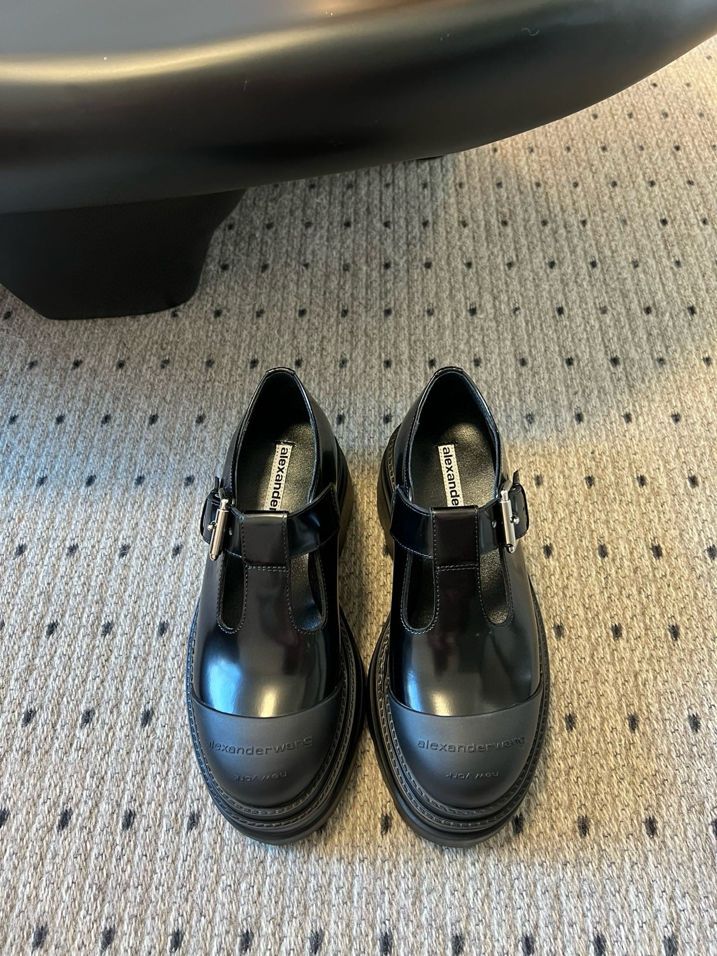 NO:462180,Alexander wan* 25ss latest model, star-like thick-soled and lightweight Mary Jane, many celebrities, Ju Jingyi and Yang Mi, like the same Alexander King Loafers!  Super comfortable!  The thick bottom is very light!  !  !  The super thick sole brings extraordinary height enhancement and visual effects!  The fried chicken with feet really makes your legs look thin!  But it's a bit heavy!  The upper is made of all cowhide!  The upper has an iconic logo to increase recognition!  !  Overall, it is still very beautiful and comfortable!  Material with beaded beads/cowhide inner beads, large sole, open mold, light rubber sole, shoe size 34/41 (34.40.41 custom made, no return or replacement), casual shoes/sports shoes, alexander wang,loafers,mary jane,sneakers,cowhide19860909Alexander wan* 25ss最新款 明星同款厚底轻便玛丽珍 超多明星鞠婧祎杨幂等同款亚历山大王乐福鞋！超级舒服！厚底很轻！！！超厚的鞋底带来的是非寻常的增高效果以及视觉效果！上脚的真的炒鸡显腿细！但是确实有点重就是了！鞋面采用全牛皮制作！鞋面有标志性logo增加辨识度！！整体来说还是很美丽很舒适的！ 材质开边珠牛皮/牛皮 内里牛里 大底开模轻便橡胶底 鞋码34/41（34.40.41定做不退不换）,休闲鞋/运动鞋,alexander wang,loafers,mary jane,sneakers,cowhide,Women's Shoes