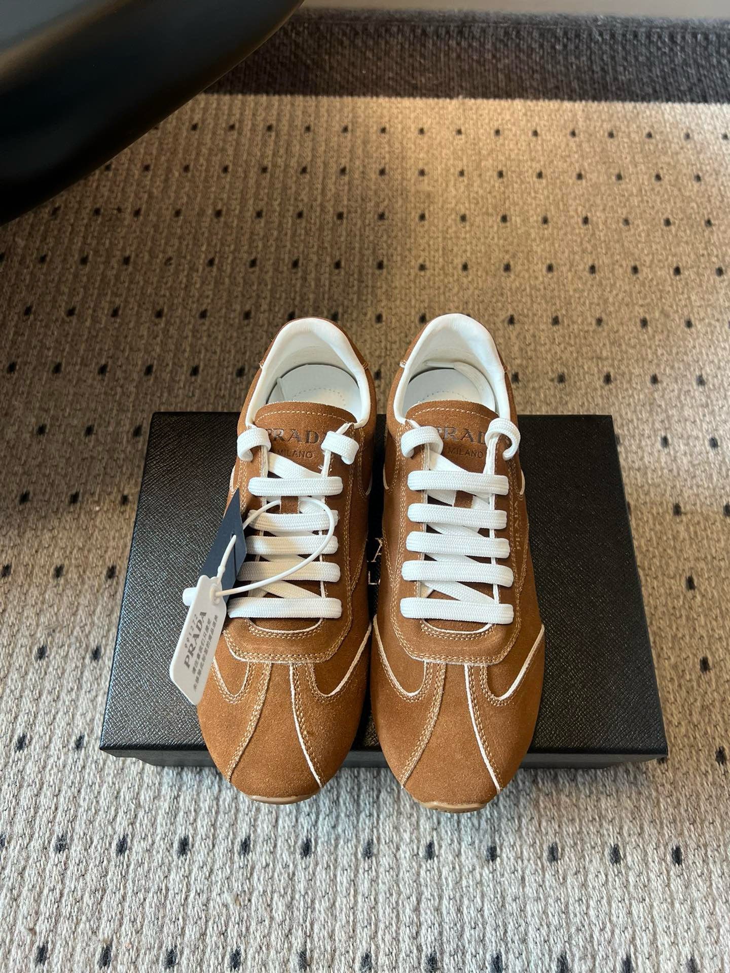 NO:462168,Prad* Prada FW25 showroom German training shoes Casual shoes Large sole open mold TPU!  No rubber!  The suede on the upper has a textured texture, wrapped in sheepskin inside, soft and glutinous. The insole is thickened with lambskin, which is extremely comfortable to wear, supports and is wrapped well. The shoe shape is full of wrapping, and it is light and easy to wear, a practical casual shoe that looks tall and long legs!   Upper ox back fleece inner sheepskin, original open mold TPU two-color outsole size 35/41 (40.41 custom made without return or replacement), casual shoes/sports shoes, prada, prada, sneakers, sheepskin, chamois leather19860909Prad* 普拉达 FW25 showroom德训鞋 休闲鞋 大底开模TPU！不做橡胶！鞋面麂皮有肌理感,内里羊皮包裹,软软糯糯的.鞋垫加厚小羊皮,踩上去无比舒适,有支撑感,又包裹得很好的感觉 鞋型包裹感十足,轻便好穿实用的一款休闲鞋,显高显大长腿！  鞋面牛反绒 内里羊皮 大底原版开模TPU双色大底 码数35/41（40.41定做不退不换）,休闲鞋/运动鞋,prada,prada,sneakers,sheepskin,chamois leather,Women's Shoes