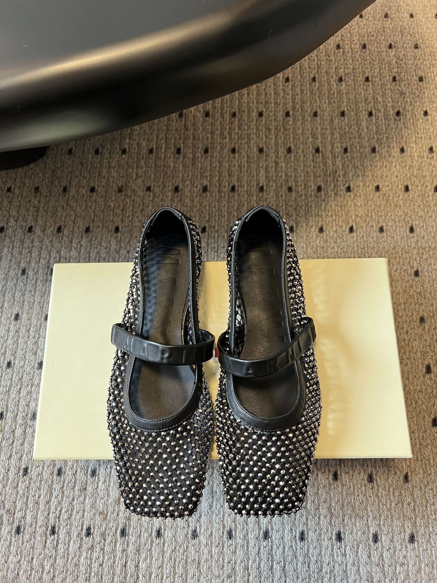 NO:462202,Purchase grade Marni 25ss New spring and summer style, mesh diamond square head flat shoes, light and breathable, summer relaxed aesthetic, breathable mesh surface, sun and moon light pouring, interwoven with a faint sense of translucent aesthetic, mesh design, full breathable, not stuffy, square head design releases toe space, buckle design, no need to worry about heeling loss when running, original custom mesh diamond, water dyed sheepskin, outsole, leather outsole, size 35/40 (40 custom made, no return or replacement), single shoes, marni, sheepskin, Leather soles19860909代购级 Marni 25ss 春夏季新款 网钻方头平底单鞋 轻盈透气 夏日松弛美学透气网面日月光倾泻 交织出若隐若现的透感美学 网面设计 呼吸感拉满 透气不闷热 方头设计释放脚趾空间 搭扣的设计加持跑步都不用担心掉跟问题 材质原版定制网钻 内里水染羊皮 大底真皮大底 码数35/40（40定做不退不换）,单鞋,marni,sheepskin,Leather soles,Women's Shoes