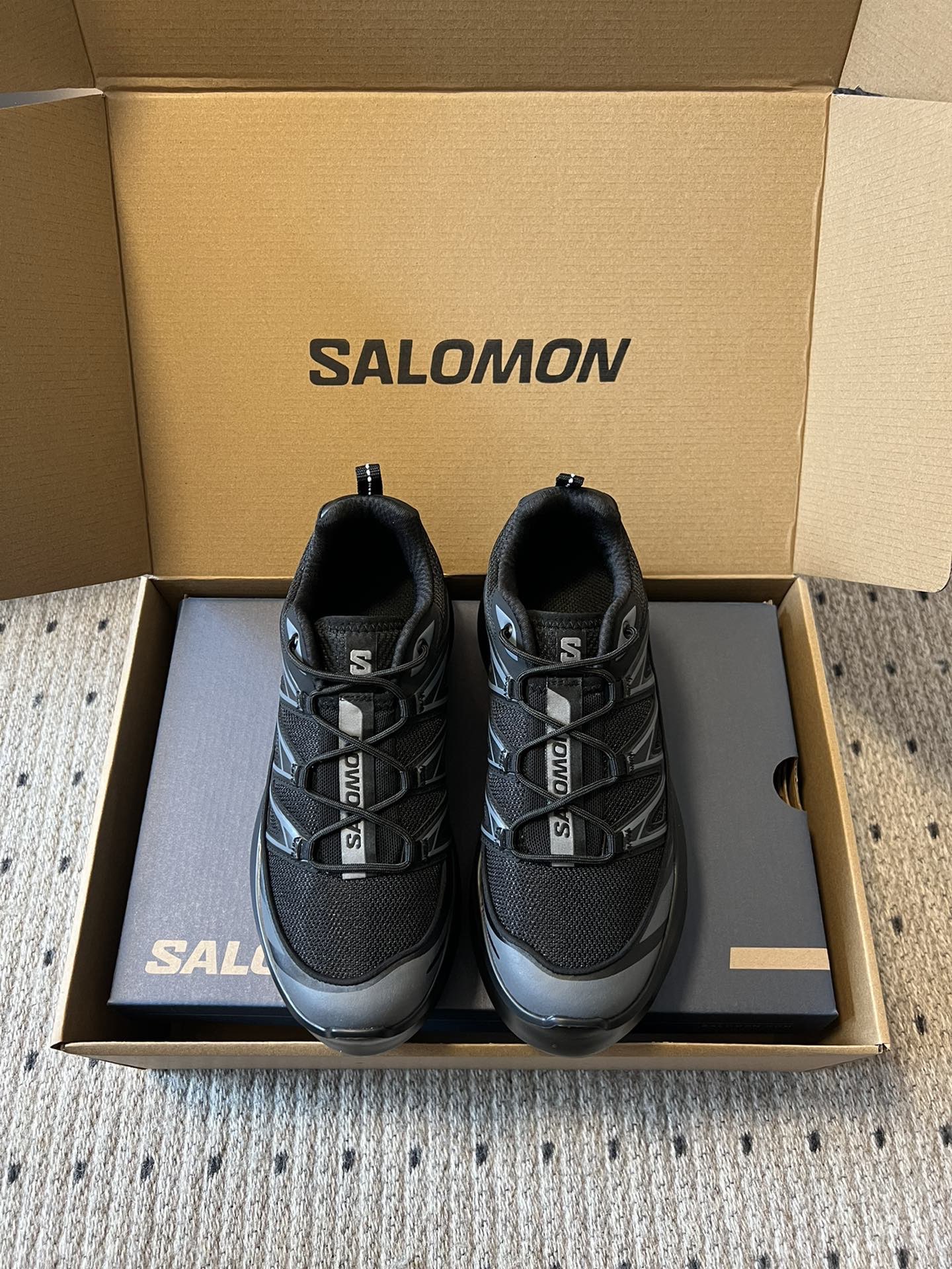 NO:462196,The latest popular CDG x Salomon co-branded XT-6 series high-rise thick-soled casual sneakers The co-branded shoes are still in a simple black and white color scheme, and the brand words on the shoes also reflect the minimalist design style. With the Contagrip rubber thick-soled sole design, the re-interpreted upper replaces the previous drawstring shoelaces with Pulsar Advanced sole cover outline, and is decorated with details such as mesh, tear-resistant upper, waterproof rubber strips and nylon pull-up. Fabric: Original custom imported technology fabric Inner: Original imported breathable mesh Outsole: Original mold-opening ultra-light foaming material Sole thickness: 6.5CM Women's 35/40 (40 custom-made, no return or replacement), casual shoes/sneakers, sneakers19860909最新火爆款 CDG x Salomon 萨洛蒙 联名款XT-6 系列 增高厚底休闲运动鞋 联名鞋款依旧是黑白简约配色,鞋身上的品牌字样也体现出极简主义的设计风格 搭配Contagrip 橡胶厚底鞋底设计,重新演绎的鞋面部分则以Pulsar Advanced袜套式轮廓替换了之前抽绳鞋带 并饰有网眼、抗撕裂材质鞋面、防水胶条以及尼龙拉环等细节 面料: 原版定制进口科技面料 内里: 原版进口透气网里 大底: 原版开模超轻发泡材 底厚: 6.5CM 女款35/40（40定做不退不换）,休闲鞋/运动鞋,sneakers,Women's Shoes