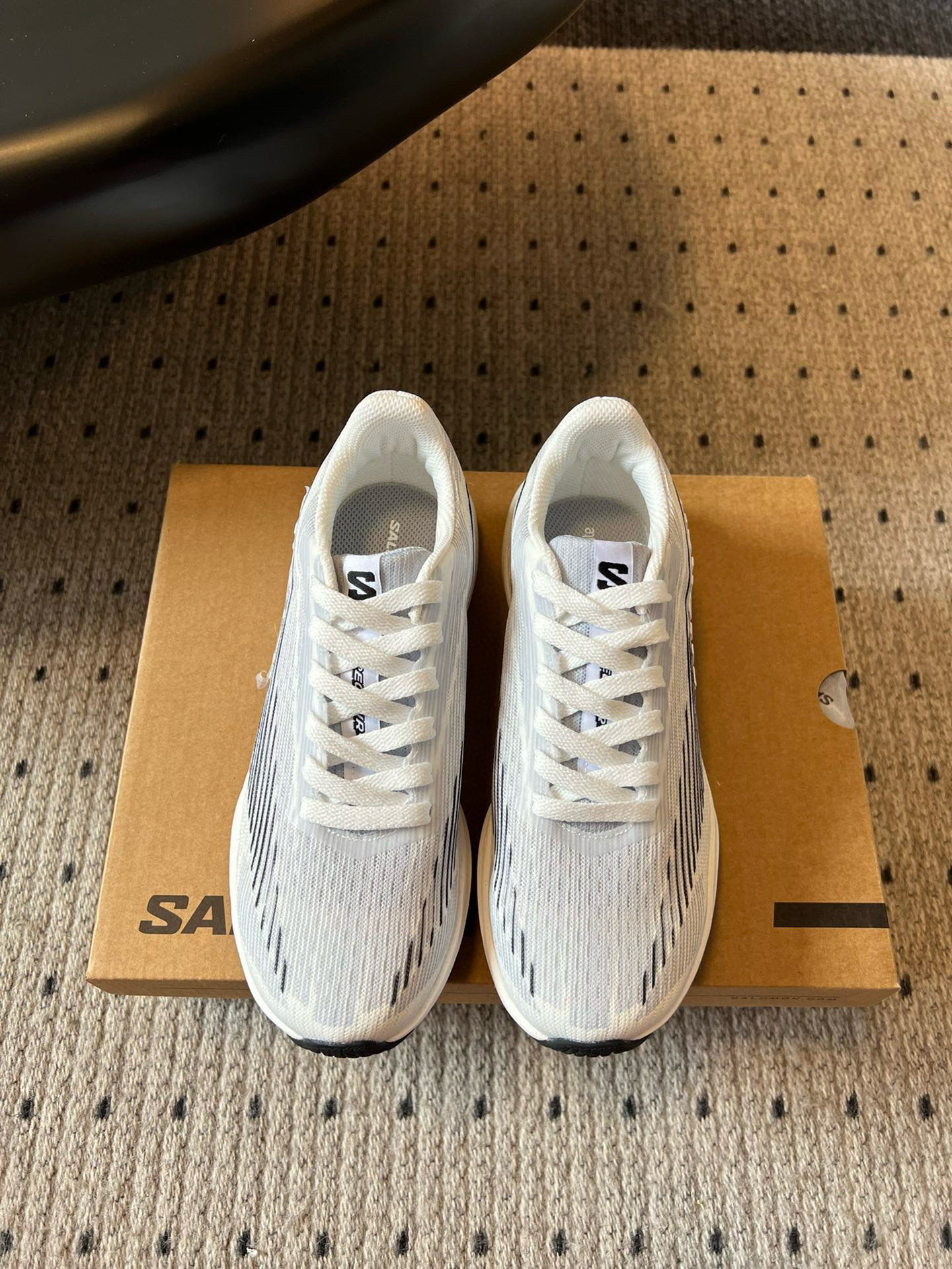 NO:462178,Salomo*25SS new multi-color running shoes Salomon's products are known for their excellent quality and unique design, focusing on the functionality and durability of the product, while taking into account the sense of fashion. Soft + light colors are suitable for spring running, and the upgraded bottom surface can adapt to the road conditions more widely. For example, if you suddenly want to climb mountains and cross-country and go on the OK directly, of course, there will be fewer restrictions on road running. The thickness is moderate and the support is very stable. The half-sock cover design is very well wrapped and fits the shape of the feet. The heel is well fixed, which can bring more security. Going out for a trip with family and friends is a good choice! I remember to run two steps, and you can also be on the grass, so you won’t be tired even if you have a long time. Upper mesh, inner molded insole, original foamed sole, women’s size 35/40 (40 custom made, no return or replacement) Men’s size 40/45 (45 custom made, no return or replacement), casual shoes/sports, sneakers19860909Salomo*25SS新款多色跑鞋运动鞋 Salomon 的产品以卓越的品质和独特的设计著称,注重产品的功能性和耐用性,同时兼顾时尚感. 软＋轻颜色适合春天跑后,升级底面适应的路况更广泛,比如突然想爬山越野直接上OK的,当然对路跑来说限制就变得更少了,厚度适中支撑很稳定,半袜套设计包裹感很好,贴合脚的形状.后脚跟被很好的固定佳,就能带来更多安全感.和家人朋友一起出门踏青就是很好的选择！想起来跑两步,也可以在草地上,时间长也不会累脚. 鞋面网面 内里模压鞋垫 大底原版发泡大底 女码35/40（40定做不退不换） 男码40/45（45定做不退不换）,休闲鞋/运动鞋,sneakers,Women's Shoes