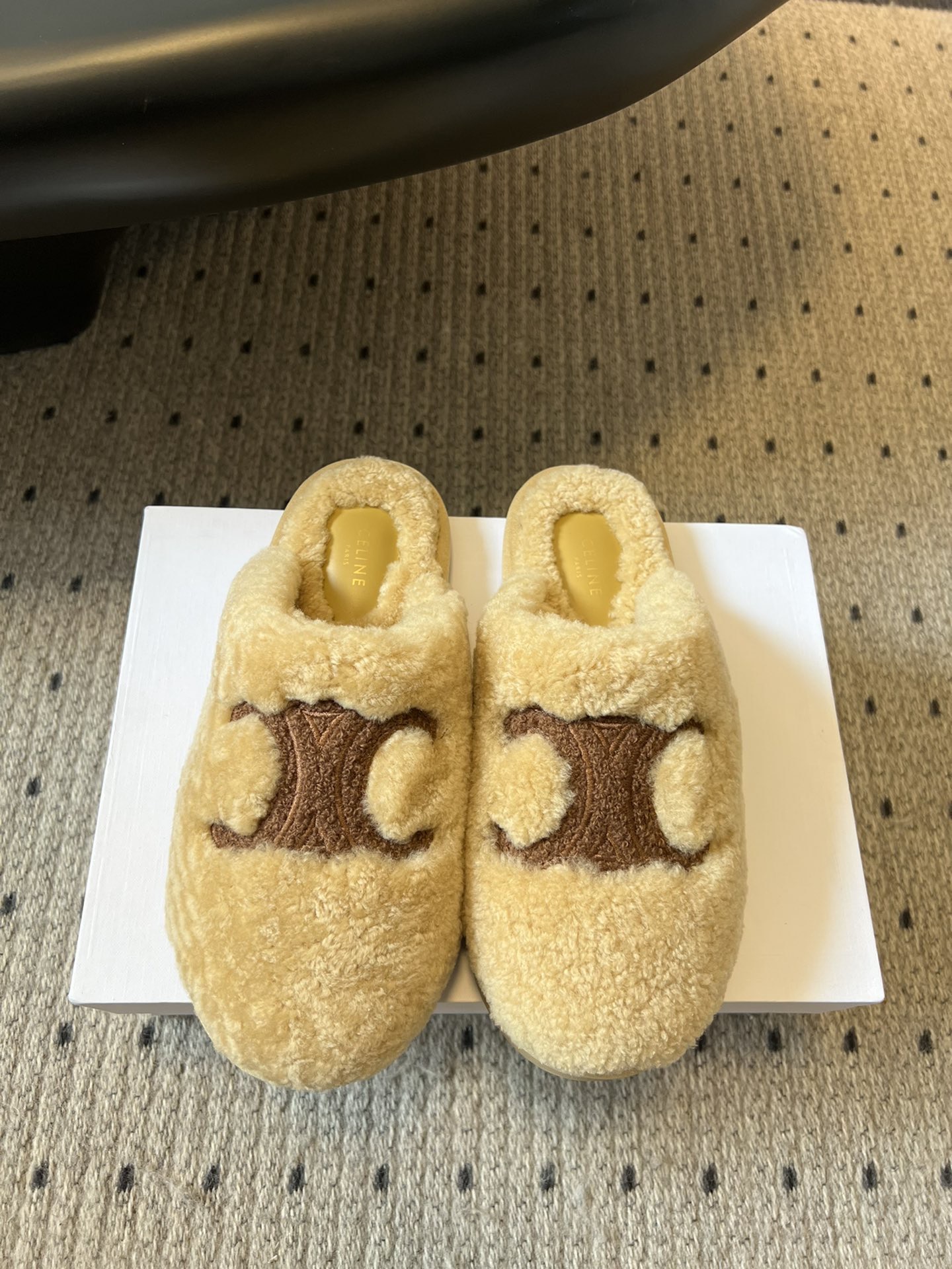 NO:460918,CELIN*Celin 25ss New Product Wool Slippers This season's Celin made me love it again!  There are too many beautiful shoes in this season. This wool drag really makes me unable to extricate myself. It's so cute. The furry wool is made of European imported A-grade wool. We are the same as the original. All of them use pure wool and don't have any artificial wool!  We chose the same TPU material as the original version, upper wool, inner wool, outsole foamed sole, size 35/40 (40 custom made without return or replacement), semi-dragged fur shoes, celine, celine, slippers19860909CELIN*塞琳 25ss 新品 一脚蹬羊毛拖鞋 这一季的赛琳又让我重新爱了它一次！ 这季节美鞋太多这款毛拖真的是让我无法自拔真太可爱了～ 毛茸茸的羊毛是选用欧洲进口A级羊毛 我们做到与原版一致满鞋 全部采用纯羊毛一点人造毛的成分都没有！大底我们选用的是与原版一样的TPU材质 鞋面羊毛 内里羊毛 大底发泡大底 码数35/40（40定做不退不换）,半拖毛毛鞋,celine,celine,slippers,Women's Shoes