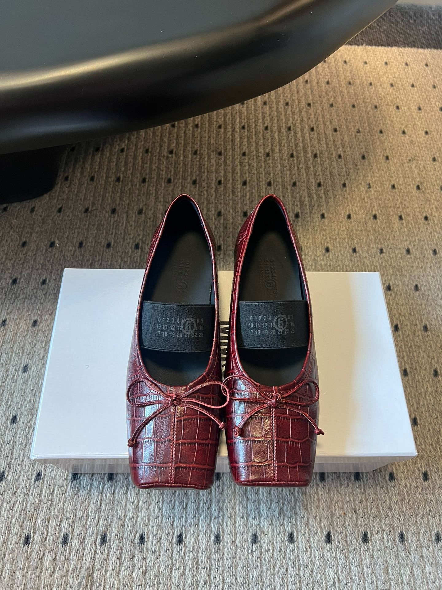 NO:460895,Maison Margiel* MM6 Magiel 25ss new square-toe ballet shoes Original open mold double-layer genuine leather sole Original cover shoe shape is very generous, matched with various styles, easy to control, the boon of short legs The upper body instantly becomes long legs, the upper foot is not restricted by routine, be yourself as you like ~ The fried chicken on the upper foot is soft and comfortable, the upper cowhide inner cowhide, the sole genuine leather outsole size 35/40 (40 custom made without return or replacement), ballet shoes, masion margiela, masion margiela, cowhide, Leather soles19860909Maison Margiel* MM6马吉拉25ss新款方头芭蕾舞鞋 原版开模双层真皮鞋底 原版套楦鞋型很大方 搭配各种风格都 轻松驾驭 小短腿的福音 上身瞬间秒变大长腿 上脚不被常规所拘束,随心所欲做自己～上脚炒鸡柔软舒适 鞋面牛皮 内里牛皮 大底真皮大底 码数35/40（40定做不退不换）,芭蕾舞鞋,masion margiela,masion margiela,cowhide,Leather soles,Women's Shoes