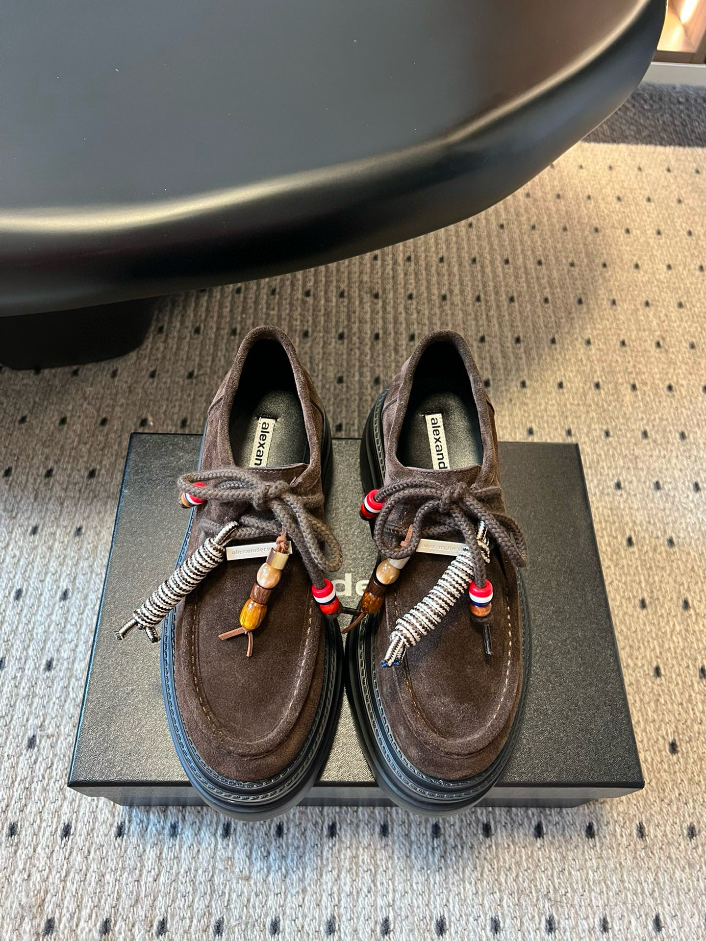 NO:460876,Alexander Wan* aw carter Alexander King Sponge cake thick-soled loafers Jennie King These thick-soled loafers are amazing. The same loafers come from the King of Pressure Mountain HaileyBieber!  This pair of stock trading artifacts is coming. Compared with the previous old models and your family, the new models look taller and slimmer. In addition to the classic black, there is also burgundy, which are both low-key and useless colors. Bright Pipi Ge is paired with the iconic brand metal logo, and the 5cm thick bottom design can easily have long legs!  Upper ox back velvet inner sheepskin outsole foamed outsole heel height 5cm size 34/41 (34.40.41 custom made without return or replacement), loafers, alexander wang, cartier, loafers, sheepskin19860909Alexander Wan* aw carter亚历山大王 松糕厚底乐福鞋 Jennie 大王这双厚底乐福鞋好绝,同款乐福鞋来自压力山大王 HaileyBieber撞鞋！这双炒股神器就是来袭 新款相比之前的老款和你家的显高显瘦,除了经典黑色外,还有酒红色,都是低调白搭的配色 亮皮皮哥搭配标志性的品牌金属徽标,加上5cm厚底设计轻松拥有大长腿！ 鞋面牛反绒 内里羊皮 大底发泡大底 跟高5cm 码数34/41（34.40.41定做不退不换）,乐福鞋,alexander wang,cartier,loafers,sheepskin,Women's Shoes