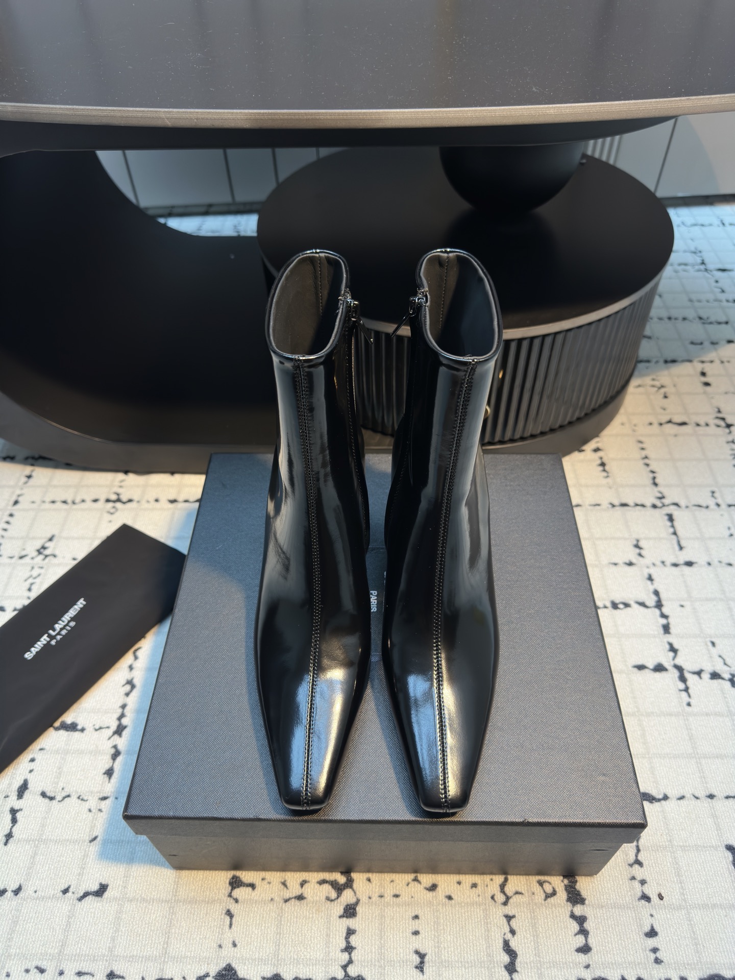 NO:462009,Saint Laurent YSL Saint Laurent Square Pointed toe High Heel Boots YSL The design highlight of this boot is its unique square pointed toe, which brings you more charming aura with strong visual impact. The design is like the finishing touch, shining brightly! The upper top butter leather, water-dyed goatskin, outsole, Italian leather outsole, heel height 7.5cm, size 35/40 (40 custom made, no return or replacement), boots, saint laurent, saint laurent, saint laurent, saint laurent, boots, sheepskin, Leather soles19860909Saint Laurent YSL圣罗兰方形尖头高跟靴子YSL这款靴子的设计亮点在于其独特的方形尖鞋头,强烈的视觉冲击力为您带来更多魅力气场.设计犹如点睛之笔,闪耀璀璨光芒! 鞋面头层牛油皮 内里水染山羊皮 大底意大利真皮大底 跟高7.5cm 码数35/40（40定做不退不换）,靴子,saint laurent,saint laurent,saint laurent,boots,sheepskin,Leather soles,Women's Shoes