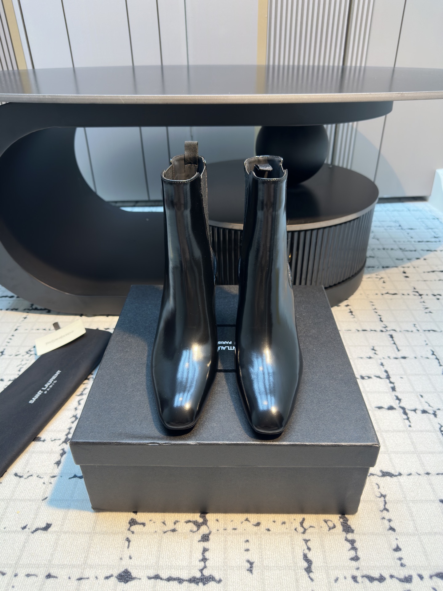 NO:462054,Saint Laurent YSL Saint Laurent Chelsea Boots The highlight of this boot is its unique square pointed toe, which brings you more charming aura with strong visual impact. The design is like the finishing touch, shining brightly! The upper top butter leather, water-dyed goatskin, outsole, Italian leather outsole, heel height 7cm, size 35/40 (40 custom made, no return or replacement), boots, saint laurent, saint laurent, saint laurent, saint laurent, boots, sheepskin, Leather soles19860909Saint Laurent YSL圣罗兰切尔西短靴 YSL这款靴子的设计亮点在于其独特的方形尖鞋头,强烈的视觉冲击力为您带来更多魅力气场.设计犹如点睛之笔,闪耀璀璨光芒! 鞋面头层牛油皮 内里水染山羊皮 大底意大利真皮大底 跟高7cm 码数35/40（40定做不退不换）,靴子,saint laurent,saint laurent,saint laurent,boots,sheepskin,Leather soles,Women's Shoes