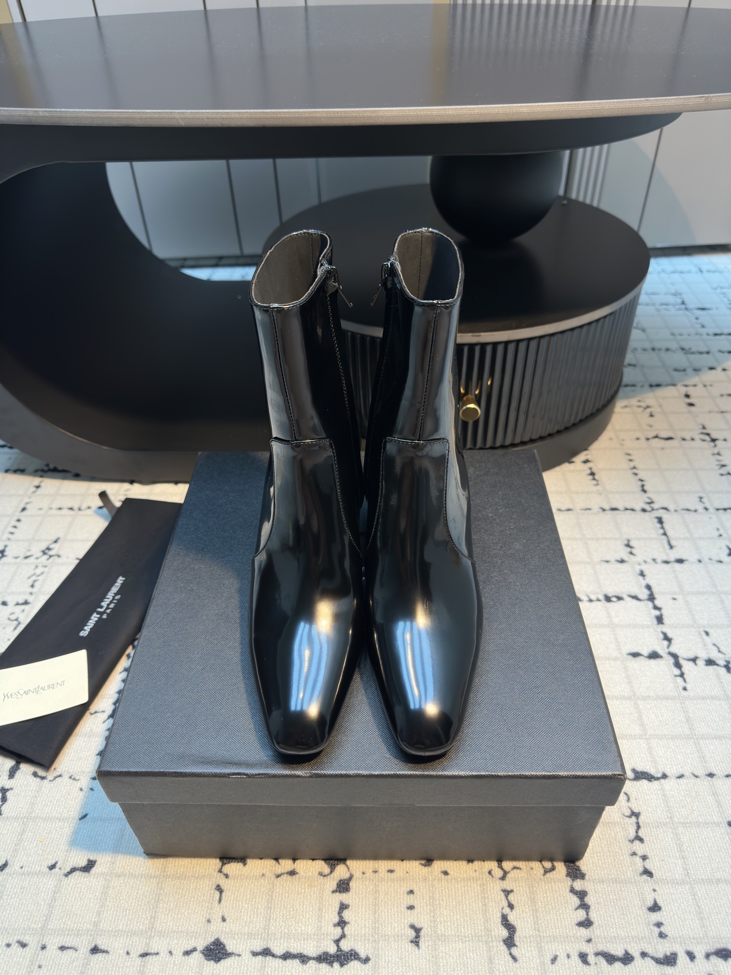 NO:462061,Saint Laurent YSL Saint Laurent thick-heeled boots The highlight of this boot is its unique square pointed toe, which brings you more charming aura. The design is like the finishing touch, shining brightly! The upper top butter leather, water-dyed goatskin, outsole, Italian leather outsole, heel height 7cm, size 35/40 (40 custom made, no return or replacement), boots, saint laurent, saint laurent, saint laurent, saint laurent, boots, sheepskin, Leather soles19860909Saint Laurent YSL圣罗兰粗跟短靴 YSL这款靴子的设计亮点在于其独特的方形尖鞋头,强烈的视觉冲击力为您带来更多魅力气场.设计犹如点睛之笔,闪耀璀璨光芒! 鞋面头层牛油皮 内里水染山羊皮 大底意大利真皮大底 跟高7cm 码数35/40（40定做不退不换）,靴子,saint laurent,saint laurent,saint laurent,boots,sheepskin,Leather soles,Women's Shoes