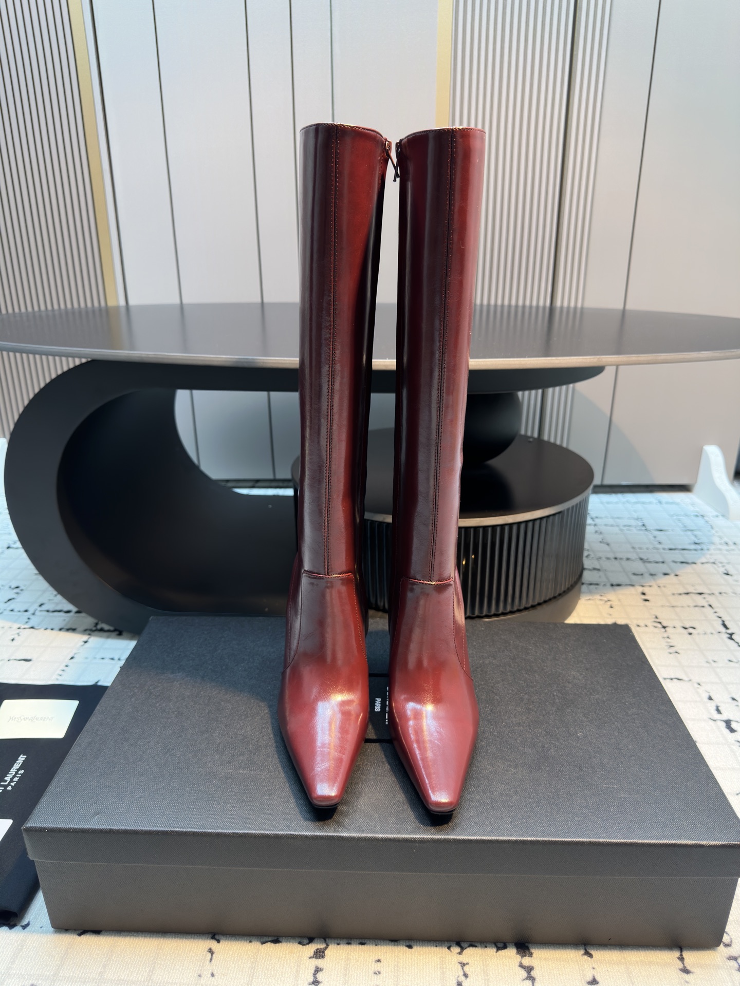 NO:462067,Saint Laurent YSL Saint Laurent Square Pointed toe High Heel Boots The highlight of this boot is its unique square pointed toe, which has a strong visual impact to bring you more charming aura. The design is like the finishing touch, shining brightly! The upper top butter leather, water-dyed goatskin, outsole, Italian leather outsole, heel height 9.5cm, size 35/40 (40 custom made, no return or replacement), boots, saint laurent, saint laurent, saint laurent, saint laurent, boots, sheepskin, Leather soles19860909Saint Laurent YSL圣罗兰方形尖头高跟靴子 YSL这款靴子的设计亮点在于其独特的方形尖鞋头,强烈的视觉冲击力为您带来更多魅力气场.设计犹如点睛之笔,闪耀璀璨光芒! 鞋面头层牛油皮 内里水染山羊皮 大底意大利真皮大底 跟高9.5cm 码数35/40（40定做不退不换）,靴子,saint laurent,saint laurent,saint laurent,boots,sheepskin,Leather soles,Women's Shoes