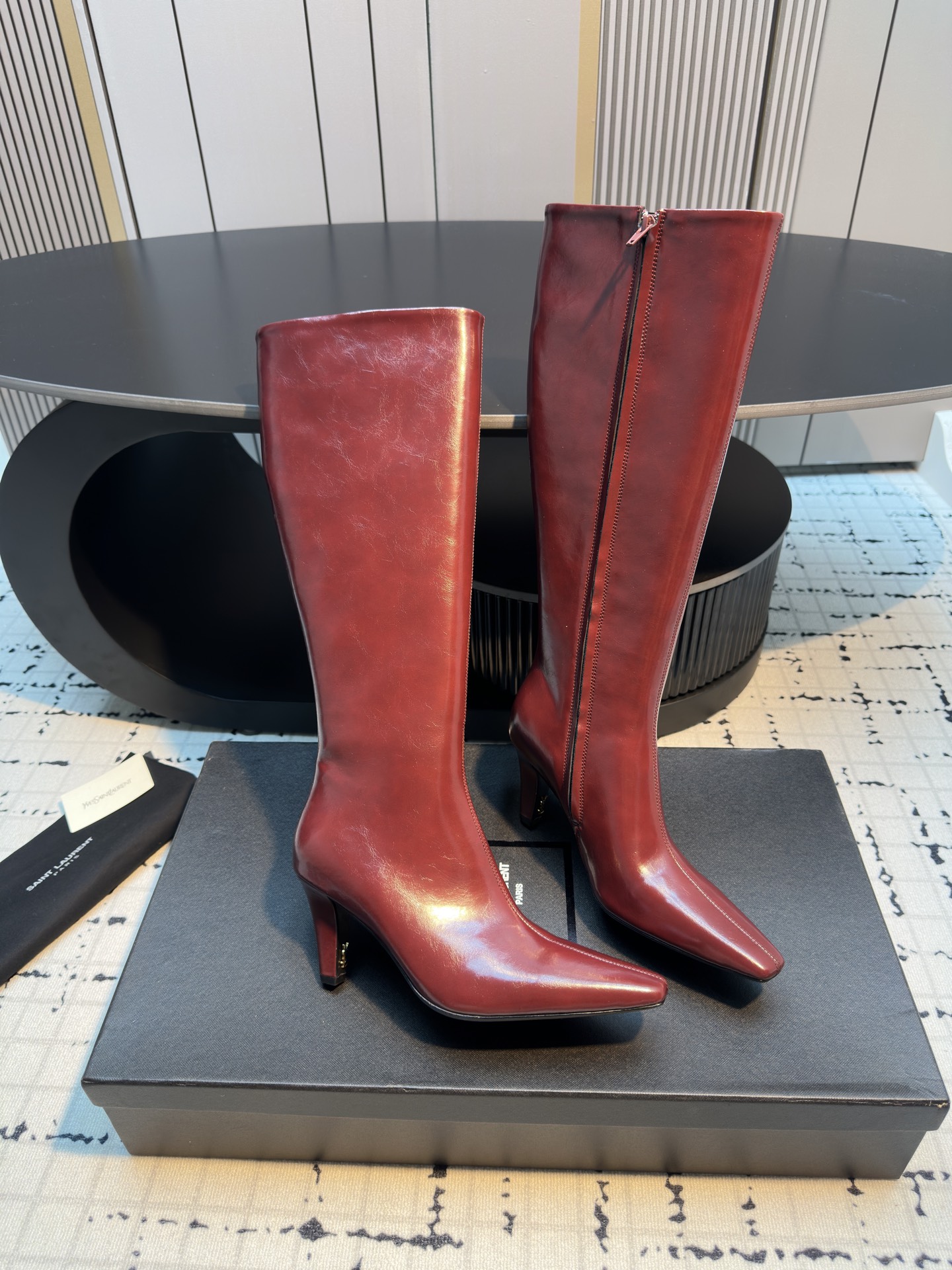 NO:462074,Saint Laurent YSL Saint Laurent Square Pointed toe High Heel Boots The highlight of this boot is its unique square pointed toe, with strong visual impact bringing you more charming aura. The design is like the finishing touch, shining brightly! The upper top butter leather, water-dyed goatskin, outsole, Italian leather outsole, heel height 7.5cm, size 35/40 (40 custom made, no return or replacement), boots, saint laurent, saint laurent, saint laurent, saint laurent, boots, sheepskin, Leather soles19860909Saint Laurent YSL圣罗兰方形尖头高跟靴子 YSL这款靴子的设计亮点在于其独特的方形尖鞋头,强烈的视觉冲击力为您带来更多魅力气场.设计犹如点睛之笔,闪耀璀璨光芒! 鞋面头层牛油皮 内里水染山羊皮 大底意大利真皮大底 跟高7.5cm 码数35/40（40定做不退不换）,靴子,saint laurent,saint laurent,saint laurent,boots,sheepskin,Leather soles,Women's Shoes