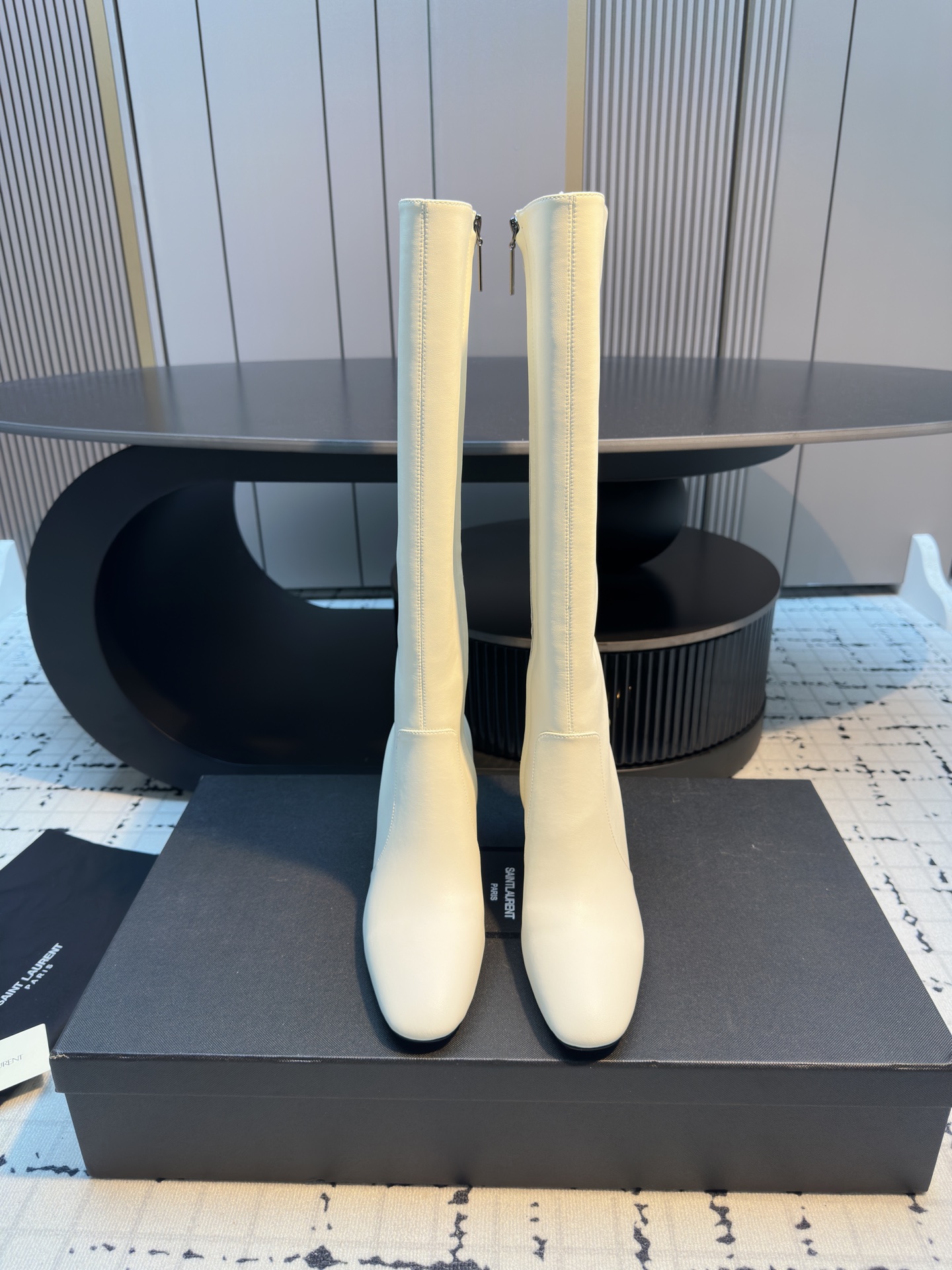 NO:462016,Saint Laurent YSL Saint Laurent round-toe short boots The highlight of this boot is its unique square pointed toe, which brings you more charming aura with strong visual impact. The design is like the finishing touch, shining brightly! The upper butter leather top layer, water-dyed goatskin outsole, outsole, Italian leather outsole, heel height 7.5cm, size 35/40 (40 custom made, no return or replacement), boots, saint laurent, saint laurent, saint laurent, saint laurent, boots, sheepskin, Leather soles19860909Saint Laurent YSL圣罗兰圆头短靴 YSL这款靴子的设计亮点在于其独特的方形尖鞋头,强烈的视觉冲击力为您带来更多魅力气场.设计犹如点睛之笔,闪耀璀璨光芒! 鞋面头层牛油皮 内里水染山羊皮 大底意大利真皮大底 跟高7.5cm 码数35/40（40定做不退不换）,靴子,saint laurent,saint laurent,saint laurent,boots,sheepskin,Leather soles,Women's Shoes