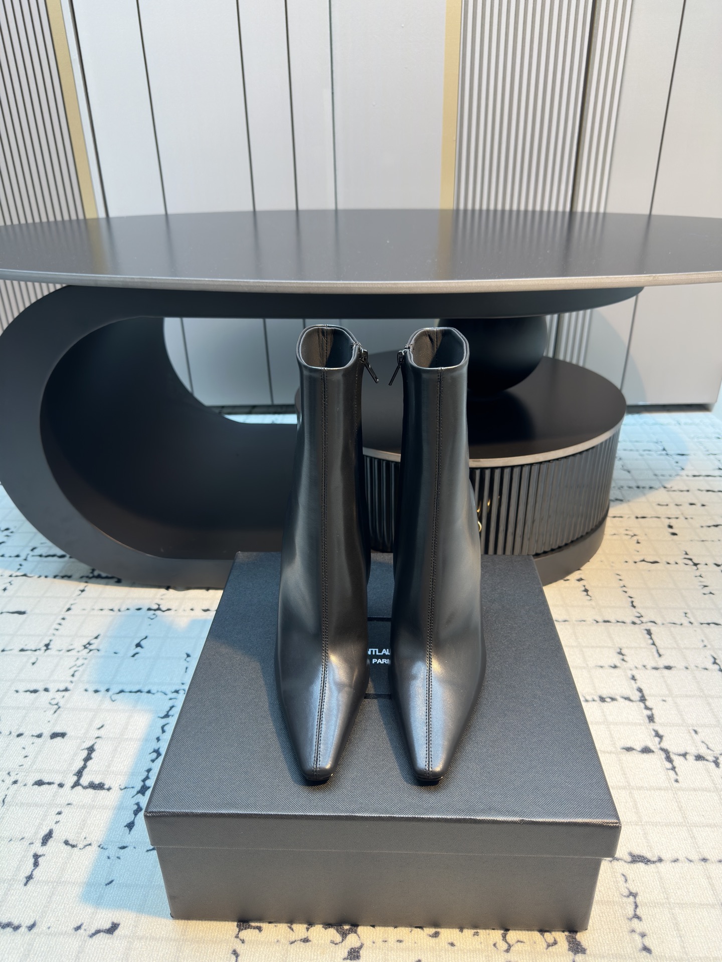 NO:462025,Saint Laurent YSL Saint Laurent ultra-high heeled boots The highlight of this boot is its unique square pointed toe, which brings you more charming aura. The design is like the finishing touch, shining brightly! The upper top butter leather, water-dyed goatskin, outsole, Italian leather outsole, heel height 10.5cm, size 35/40 (40 custom made, no return or replacement), boots, saint laurent, saint laurent, saint laurent, saint laurent, boots, sheepskin, Leather soles19860909Saint Laurent YSL圣罗兰超高跟短靴 YSL这款靴子的设计亮点在于其独特的方形尖鞋头,强烈的视觉冲击力为您带来更多魅力气场.设计犹如点睛之笔,闪耀璀璨光芒! 鞋面头层牛油皮 内里水染山羊皮 大底意大利真皮大底 跟高10.5cm 码数35/40（40定做不退不换）,靴子,saint laurent,saint laurent,saint laurent,boots,sheepskin,Leather soles,Women's Shoes