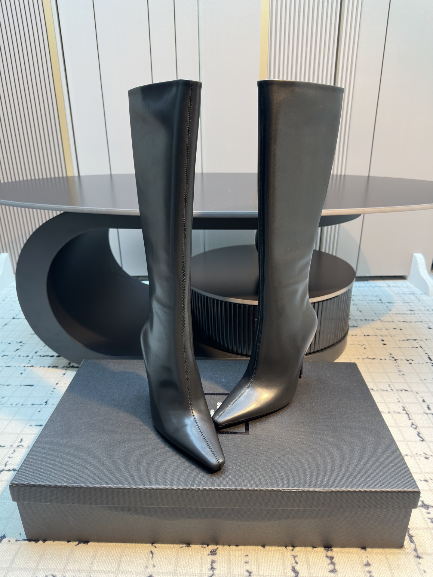 NO:462033,Saint Laurent YSL Saint Laurent ultra-high heel boots The highlight of this boot is its unique square pointed toe, which brings you more charming aura with strong visual impact. The design is like the finishing touch, shining brightly! The upper top butter leather, water-dyed goatskin, outsole, Italian leather outsole, heel height 10.5cm, size 35/40 (40 custom made, no return or replacement), boots, saint laurent, saint laurent, saint laurent, saint laurent, boots, sheepskin, Leather soles19860909Saint Laurent YSL圣罗兰超高跟长靴 YSL这款靴子的设计亮点在于其独特的方形尖鞋头,强烈的视觉冲击力为您带来更多魅力气场.设计犹如点睛之笔,闪耀璀璨光芒! 鞋面头层牛油皮 内里水染山羊皮 大底意大利真皮大底 跟高10.5cm 码数35/40（40定做不退不换）,靴子,saint laurent,saint laurent,saint laurent,boots,sheepskin,Leather soles,Women's Shoes